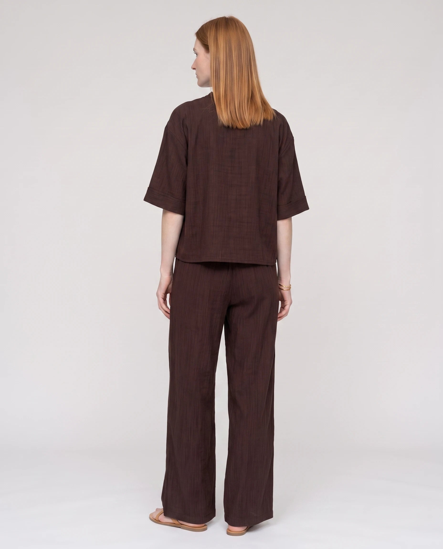 Ensemble chemise et pantalon large en crepe froisse Chocolat, vue studio de dos
