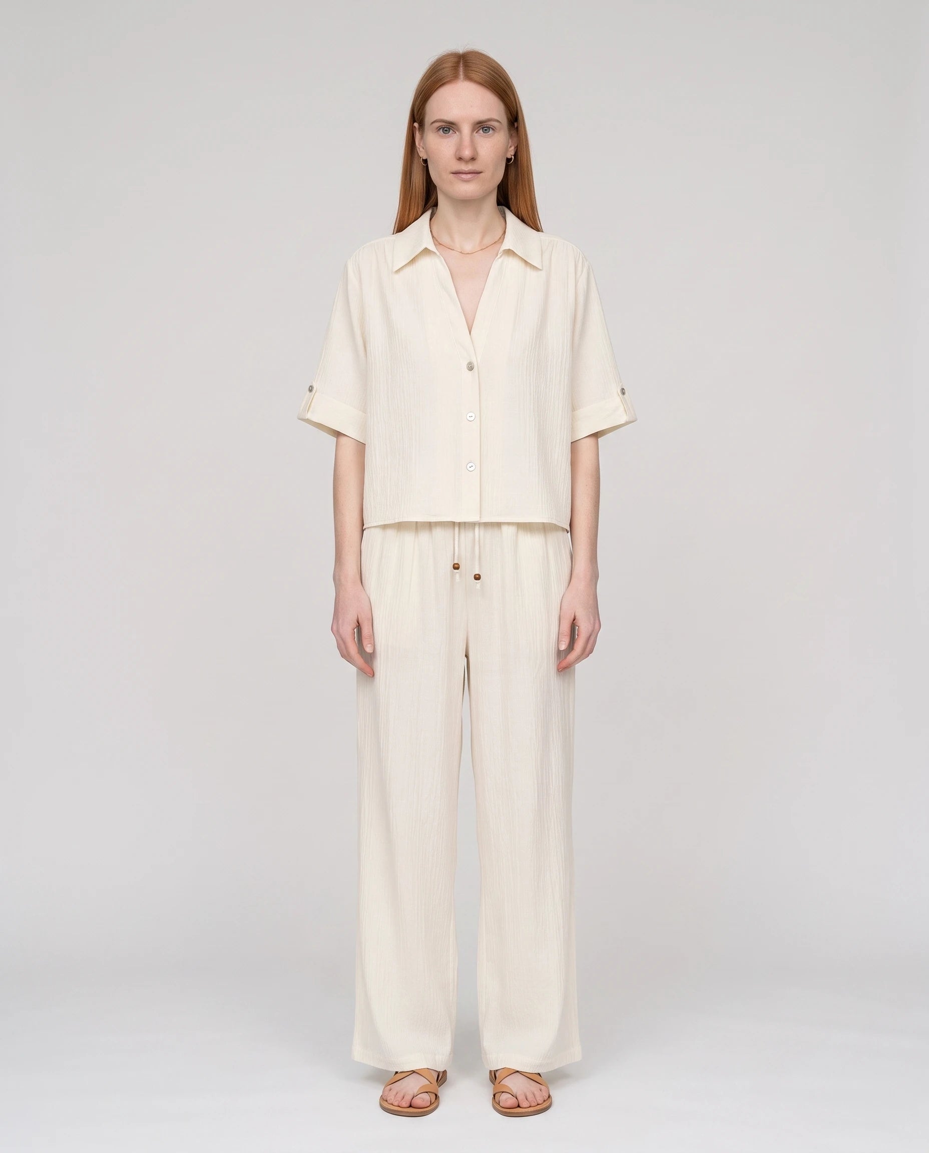 Ensemble chemise et pantalon large en crepe froisse Ecru, vue studio de face