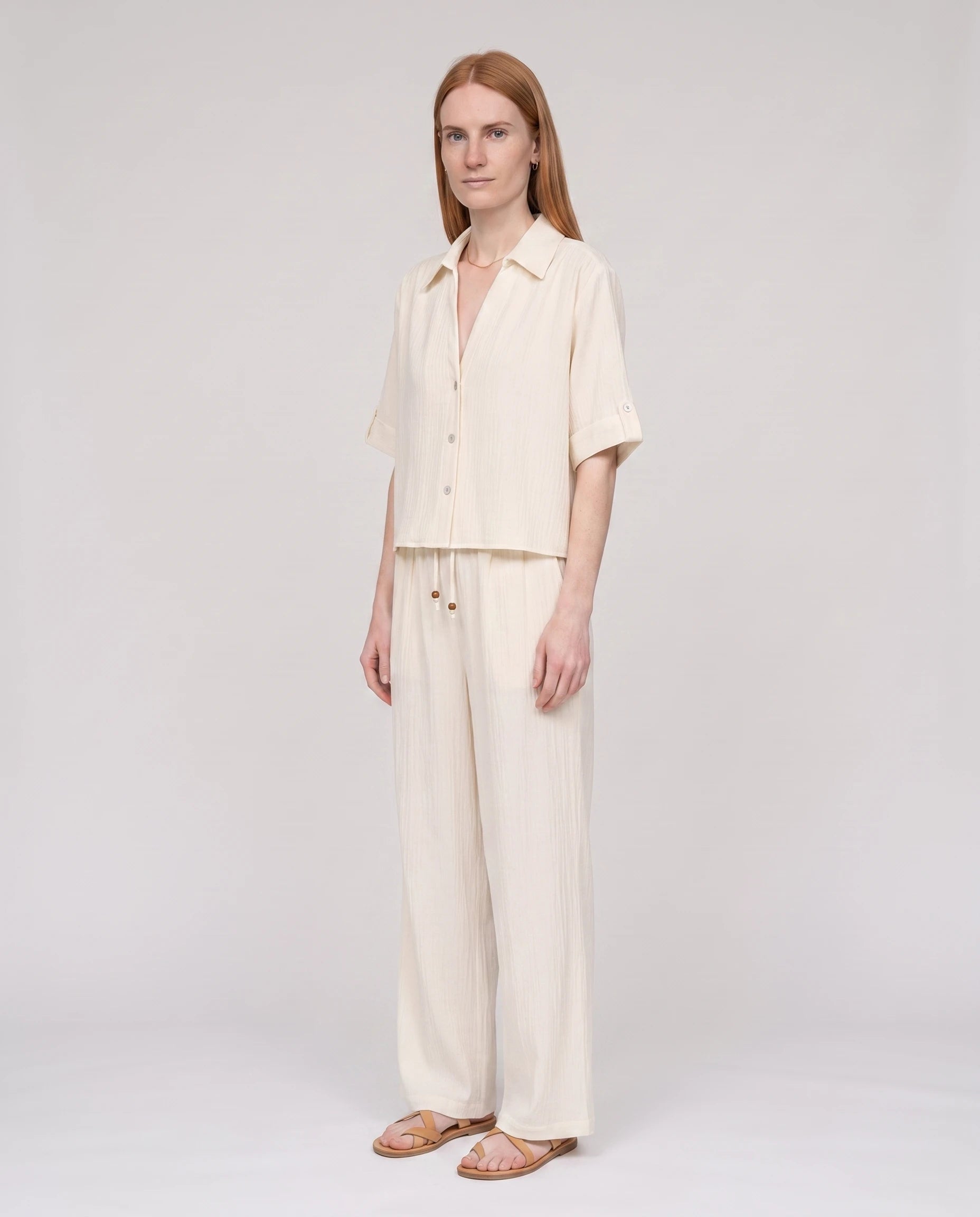 Ensemble chemise et pantalon large en crepe froisse Ecru, vue studio trois-quarts