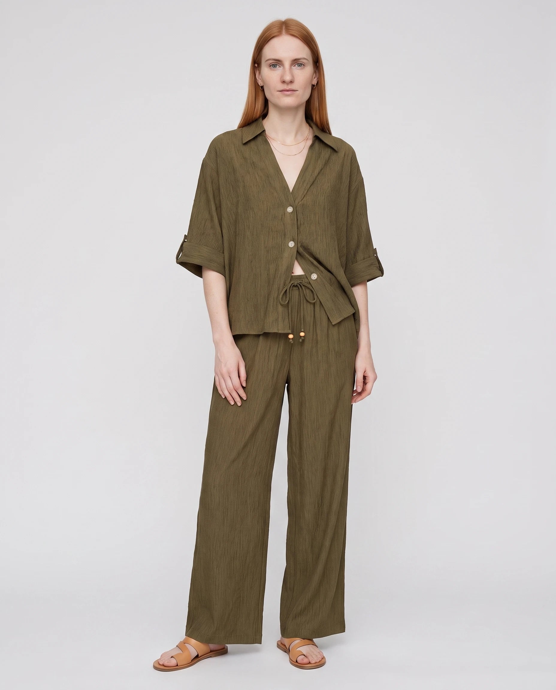 Ensemble chemise et pantalon large en crepe froisse Vert Olive, vue studio de face