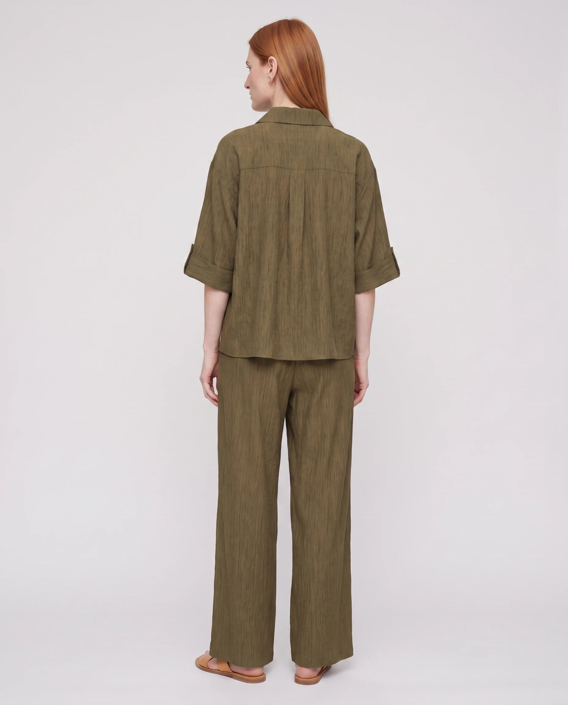 Ensemble chemise et pantalon large en crepe froisse Vert Olive, vue studio de dos