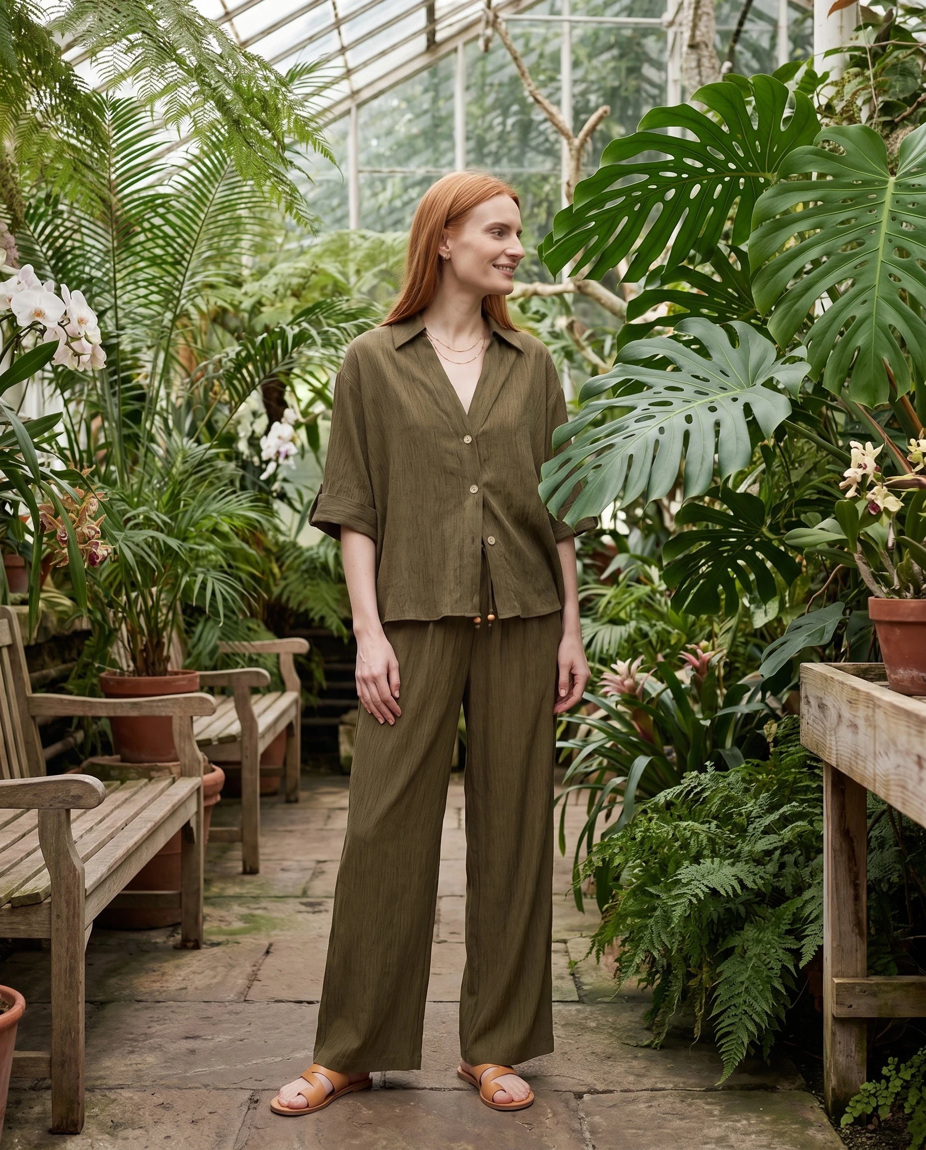 Ensemble chemise et pantalon large Vert Olive porte dans une serre botanique