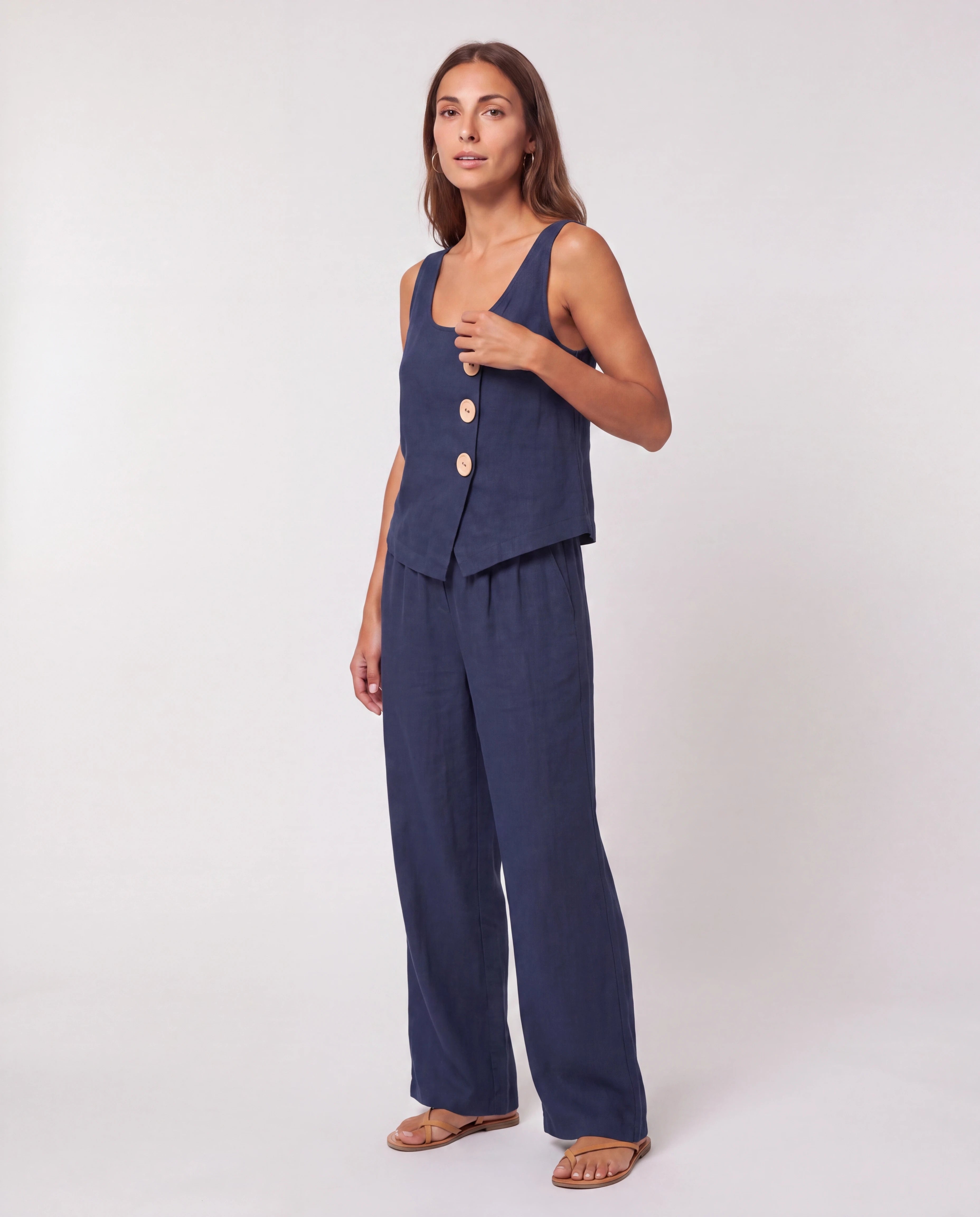 Ensemble débardeur boutonné et pantalon large Isabeau — Bleu Marine — vue de trois-quarts studio