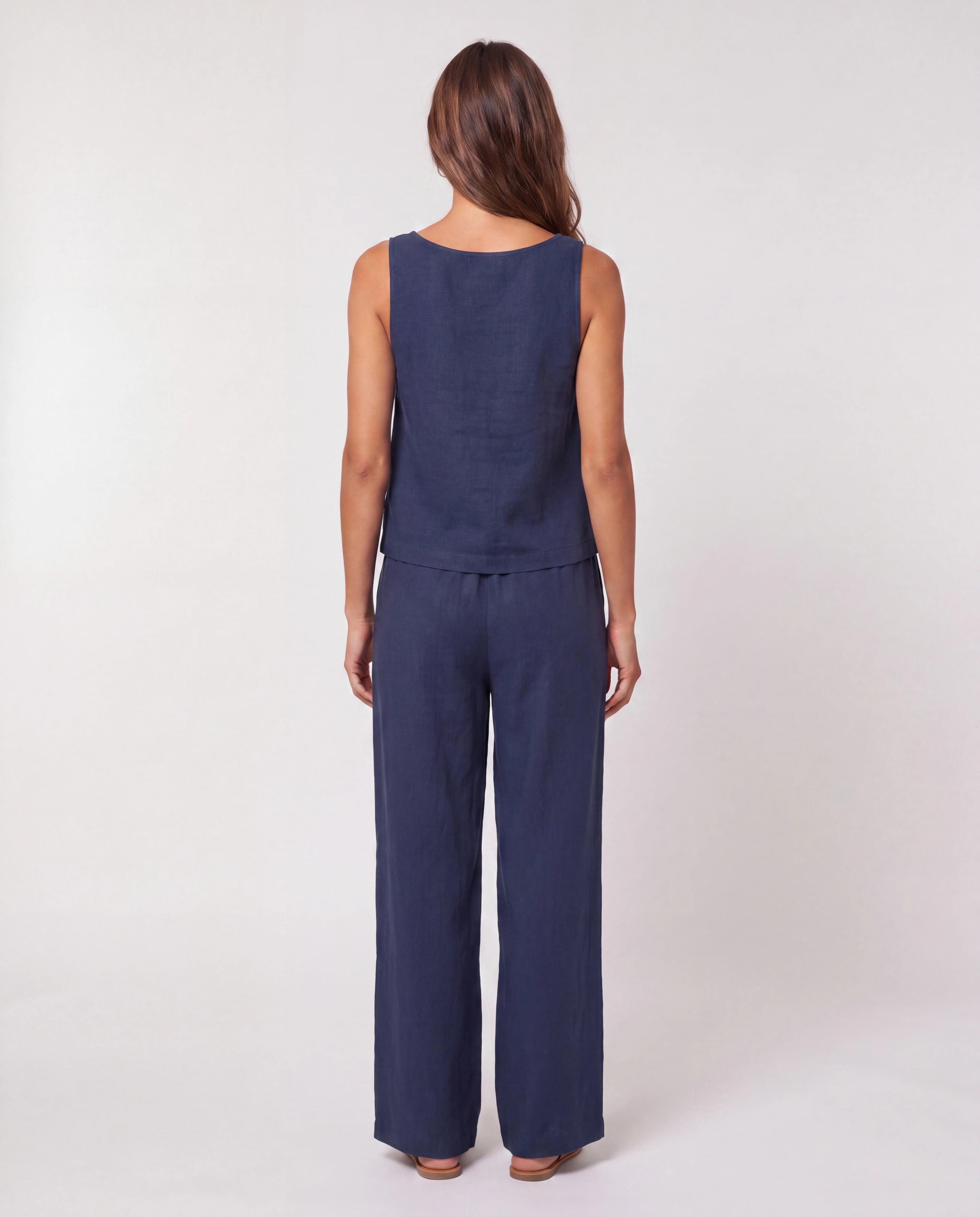 Ensemble débardeur boutonné et pantalon large Isabeau — Bleu Marine — vue de dos studio