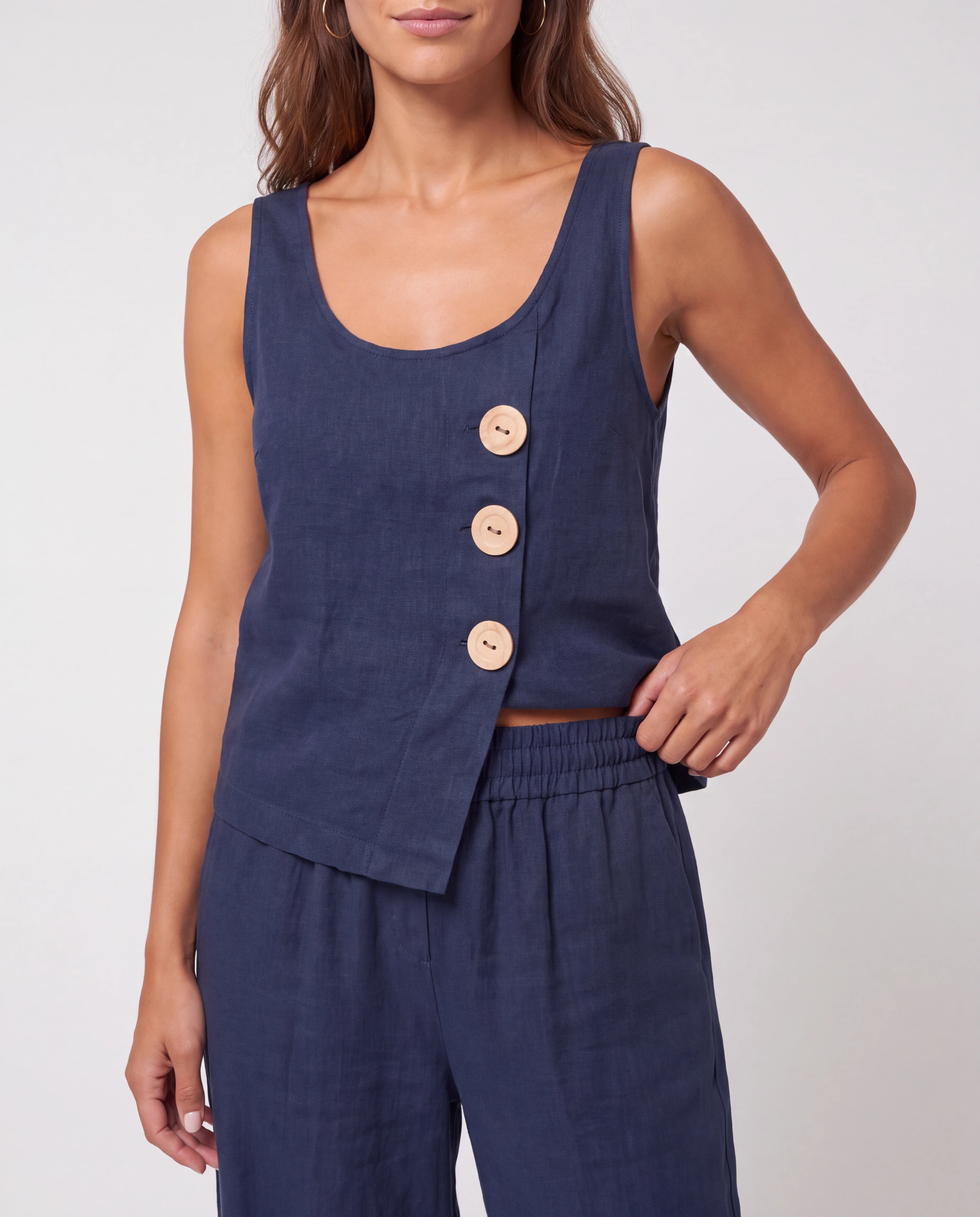 Ensemble débardeur boutonné et pantalon large Isabeau — Bleu Marine — détail des trois boutons de bois et de l'ourlet en pointe