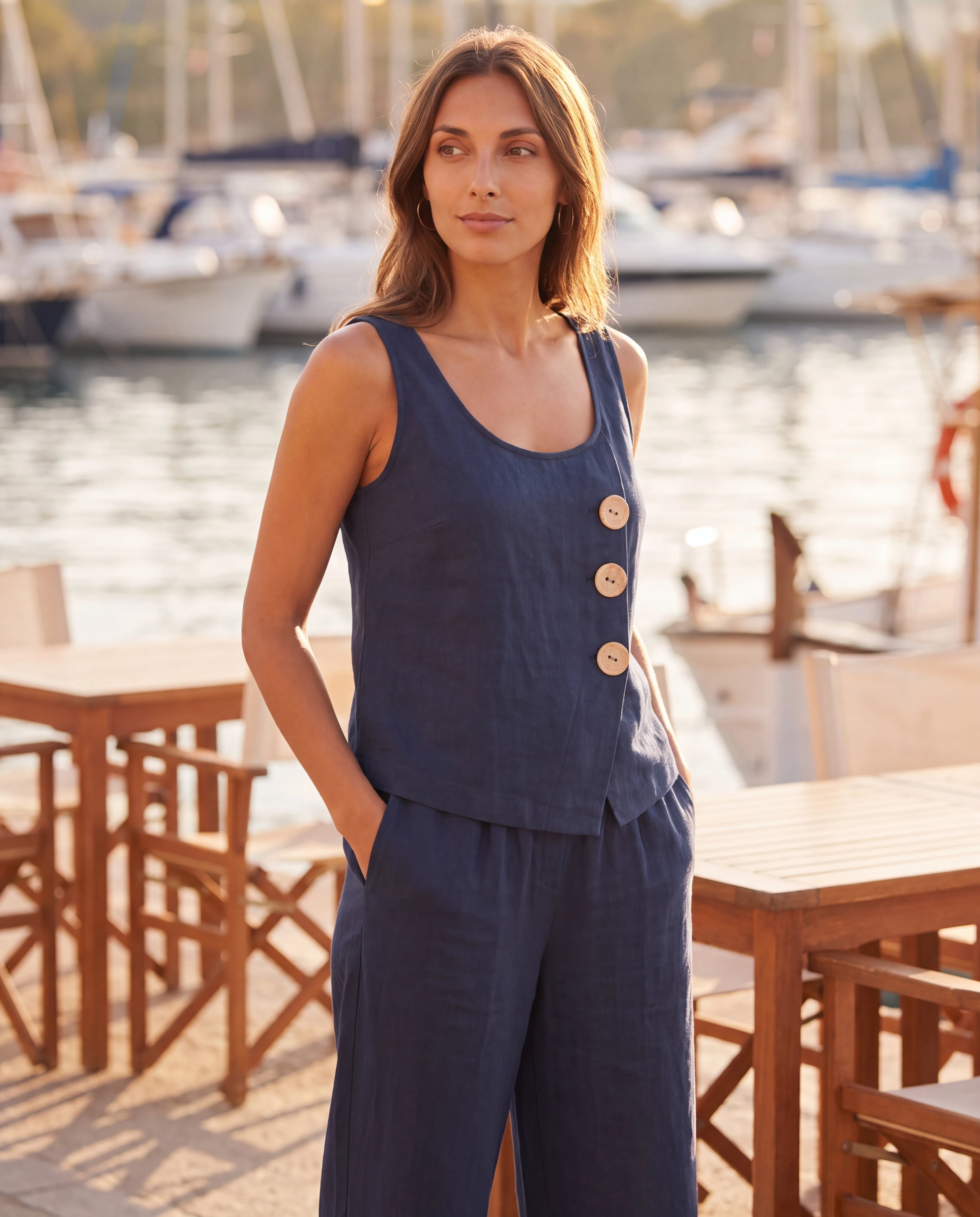 Ensemble débardeur boutonné et pantalon large Isabeau — Bleu Marine — porté sur une terrasse face au port