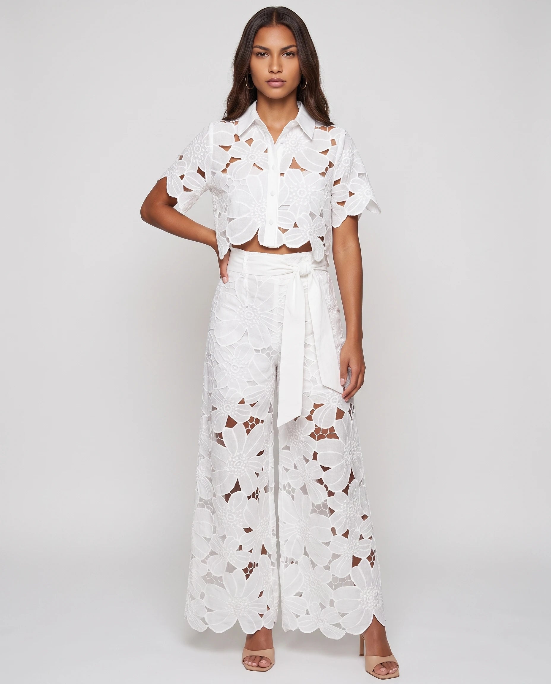 Ensemble blouse et pantalon en dentelle Bérengère — Blanc — vue face studio