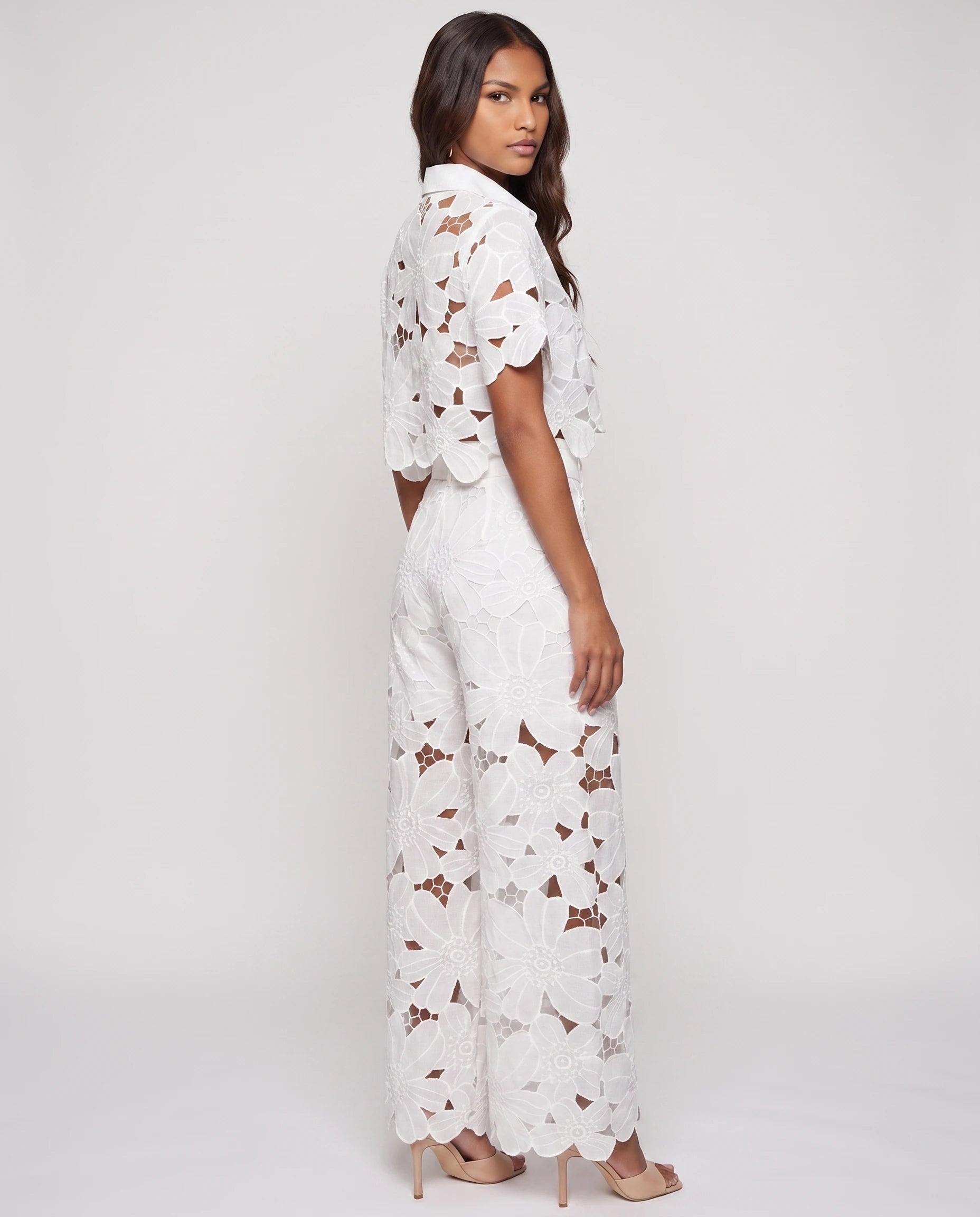Ensemble blouse et pantalon en dentelle Bérengère — Blanc — vue studio pose