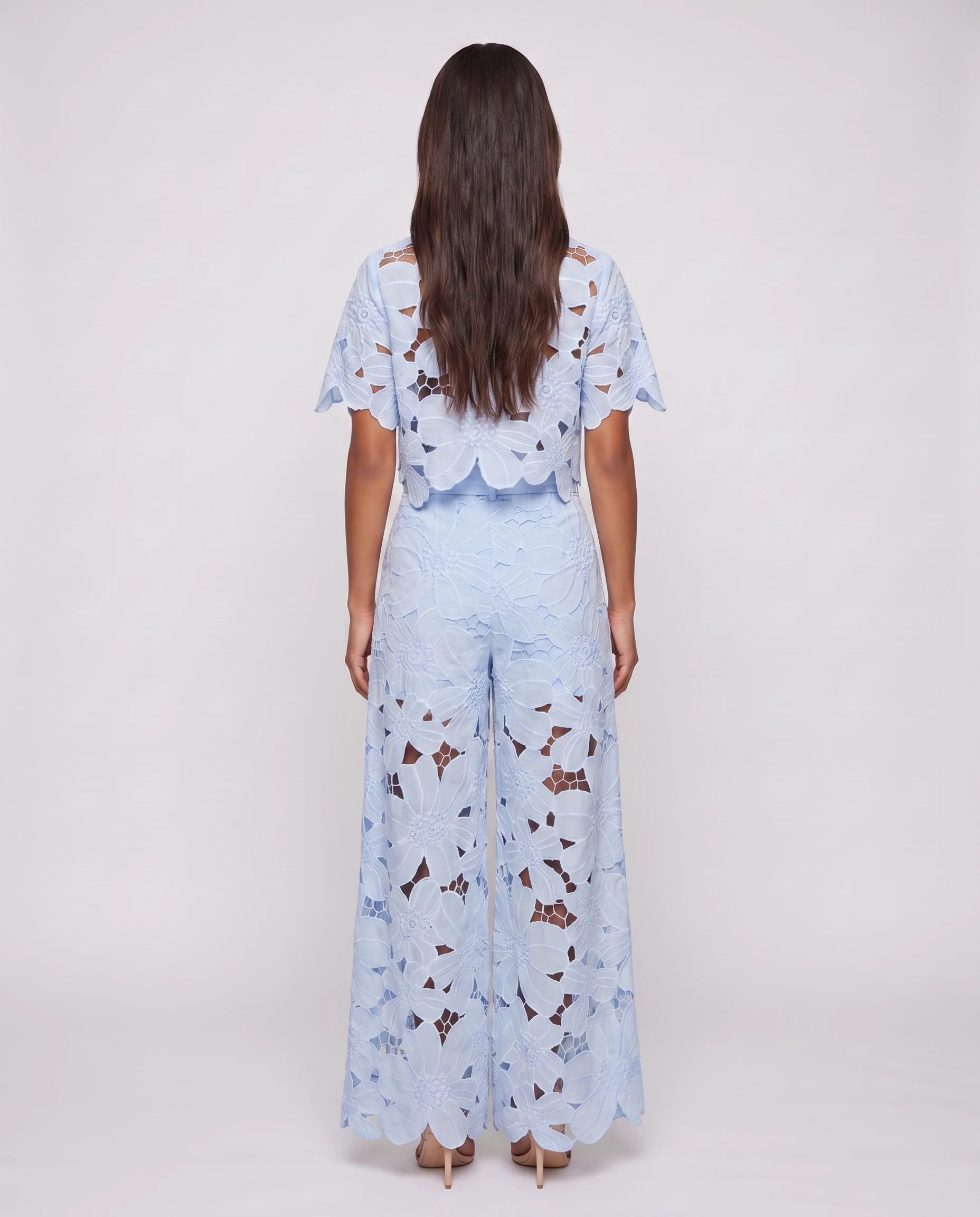 Ensemble blouse et pantalon en dentelle Bérengère — Bleu Ciel — vue dos studio