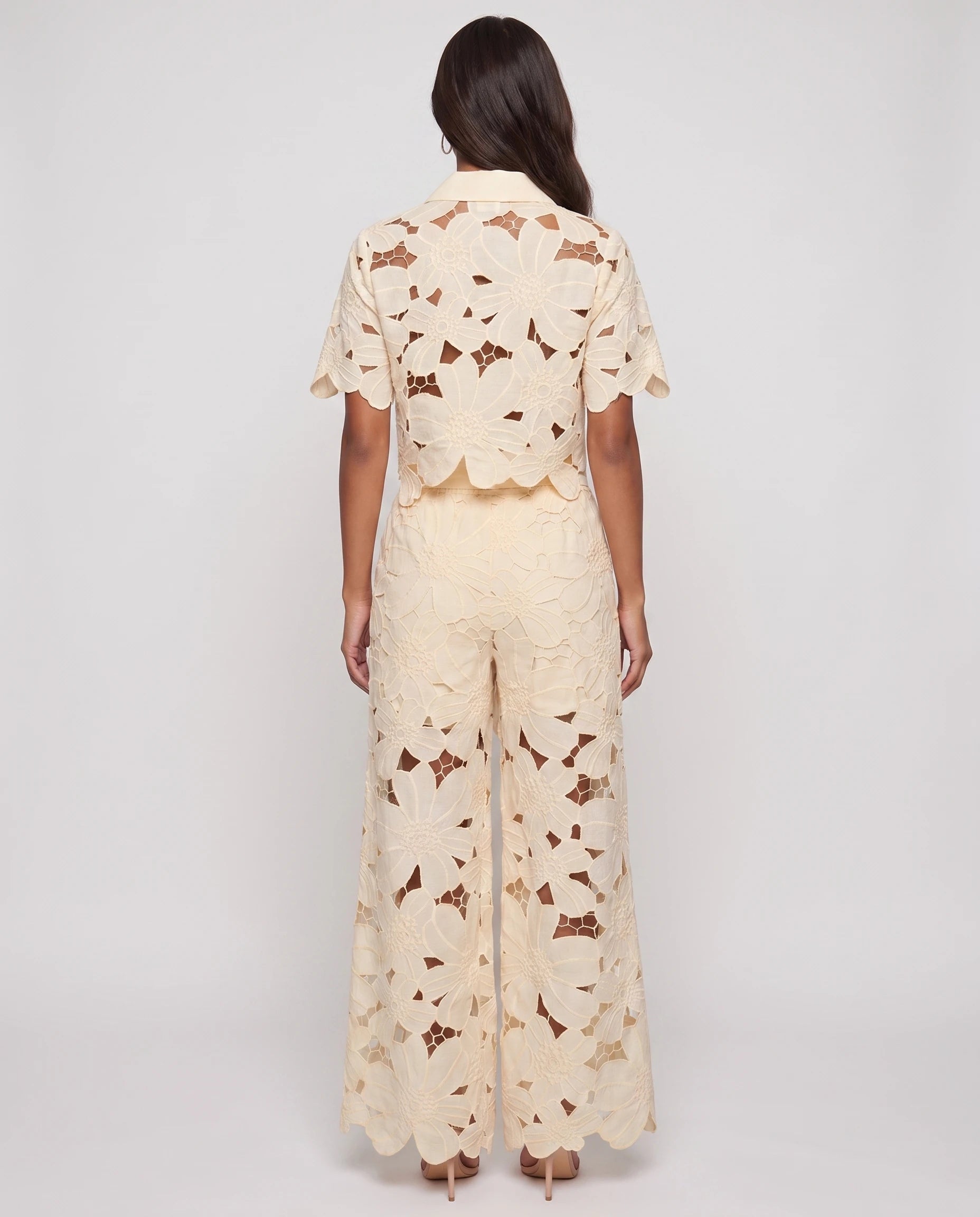 Ensemble blouse et pantalon en dentelle Bérengère — Jaune Pâle — vue dos studio