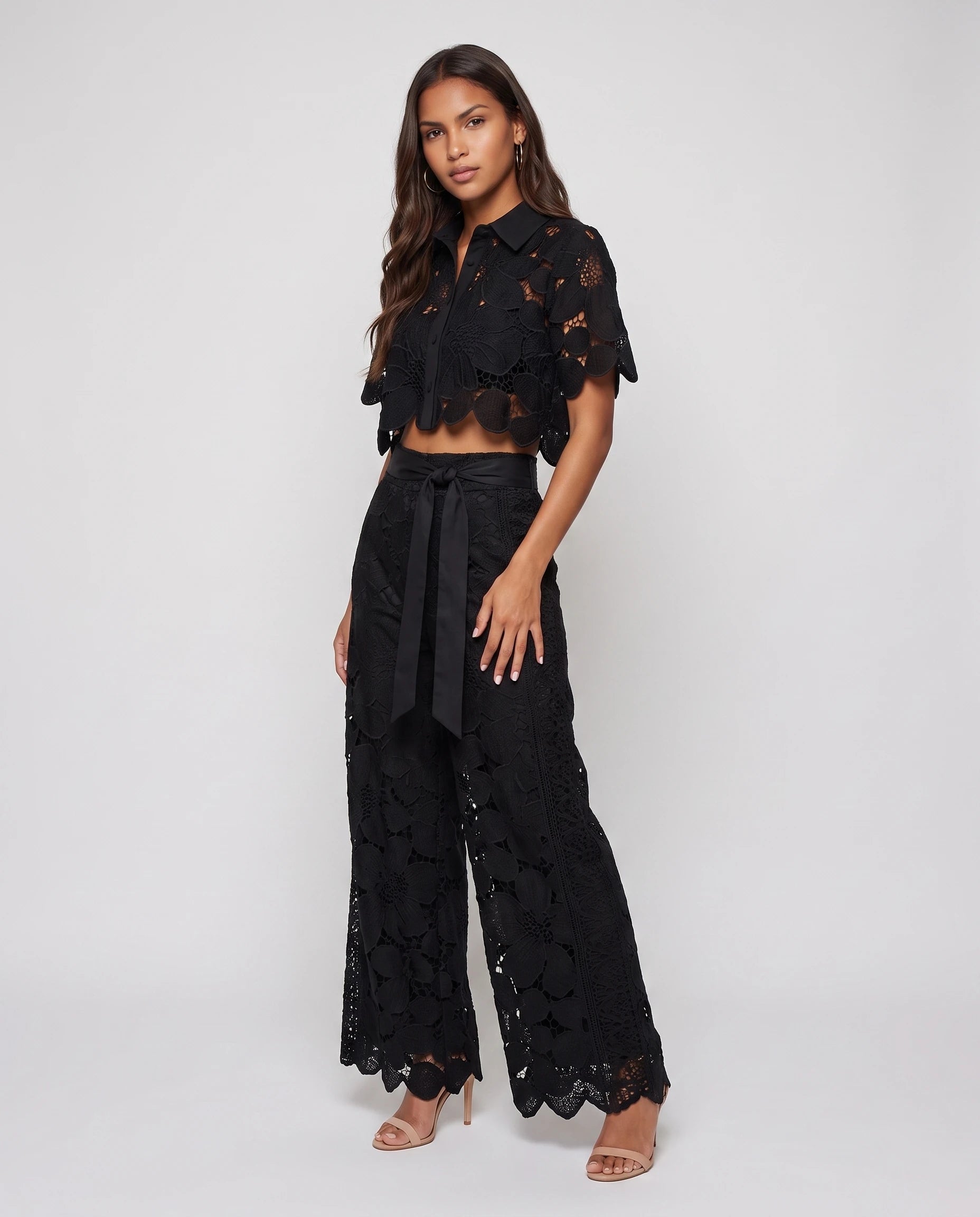 Ensemble blouse et pantalon en dentelle Bérengère — Noir — vue face studio