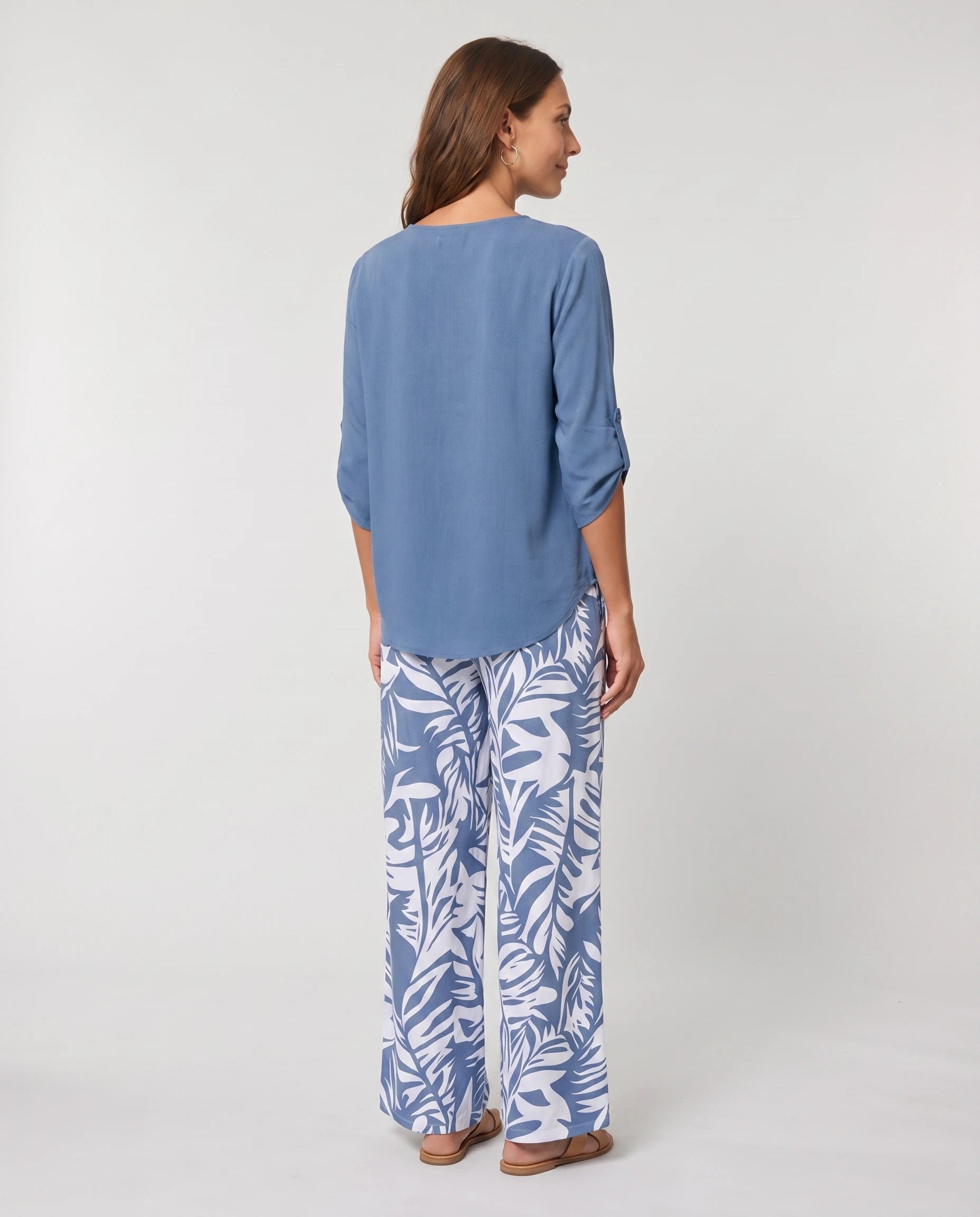 Ensemble blouse et pantalon large imprimé Servane — Bleu — vue dos studio