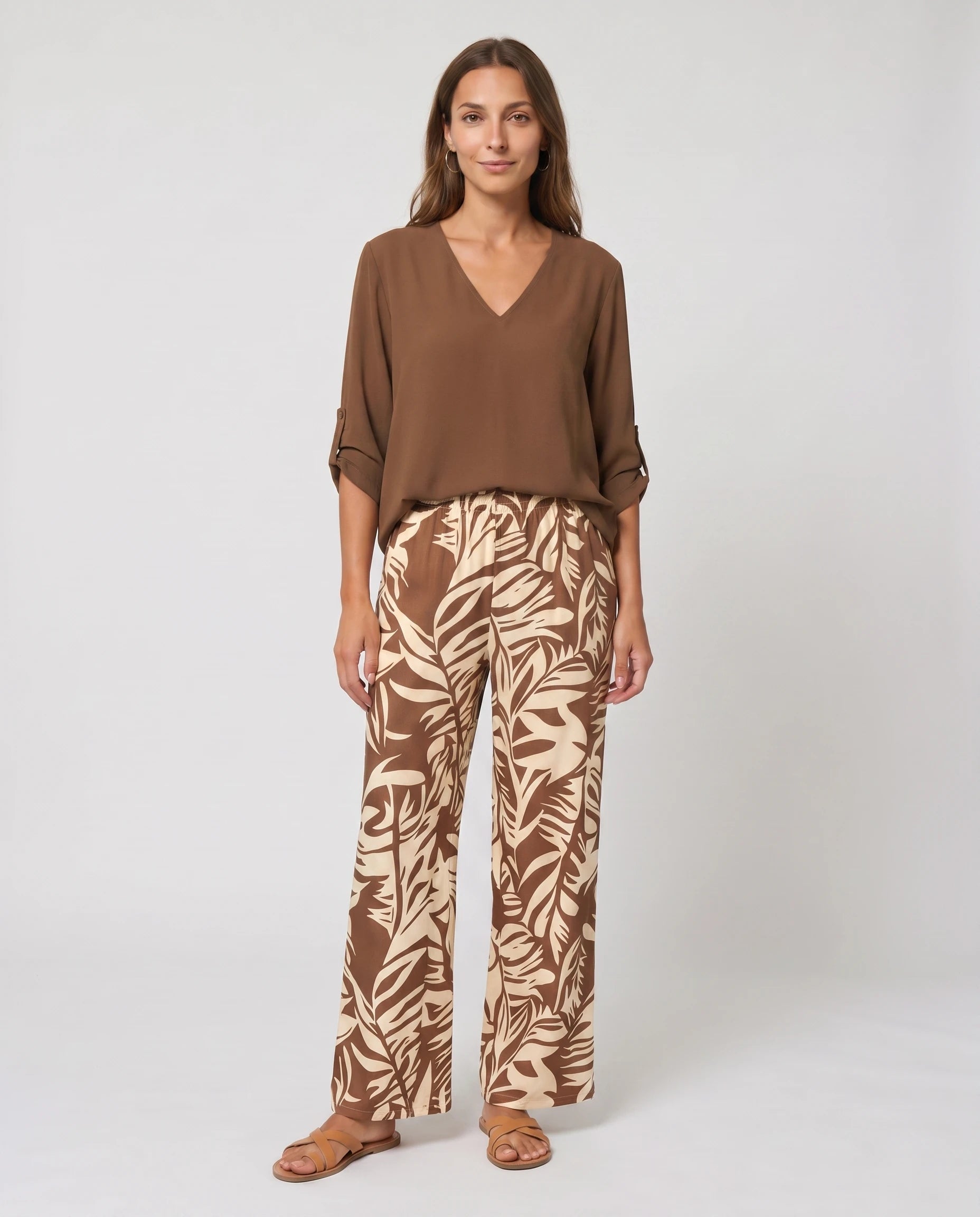 Ensemble blouse et pantalon large imprimé Servane — Café — vue studio pose