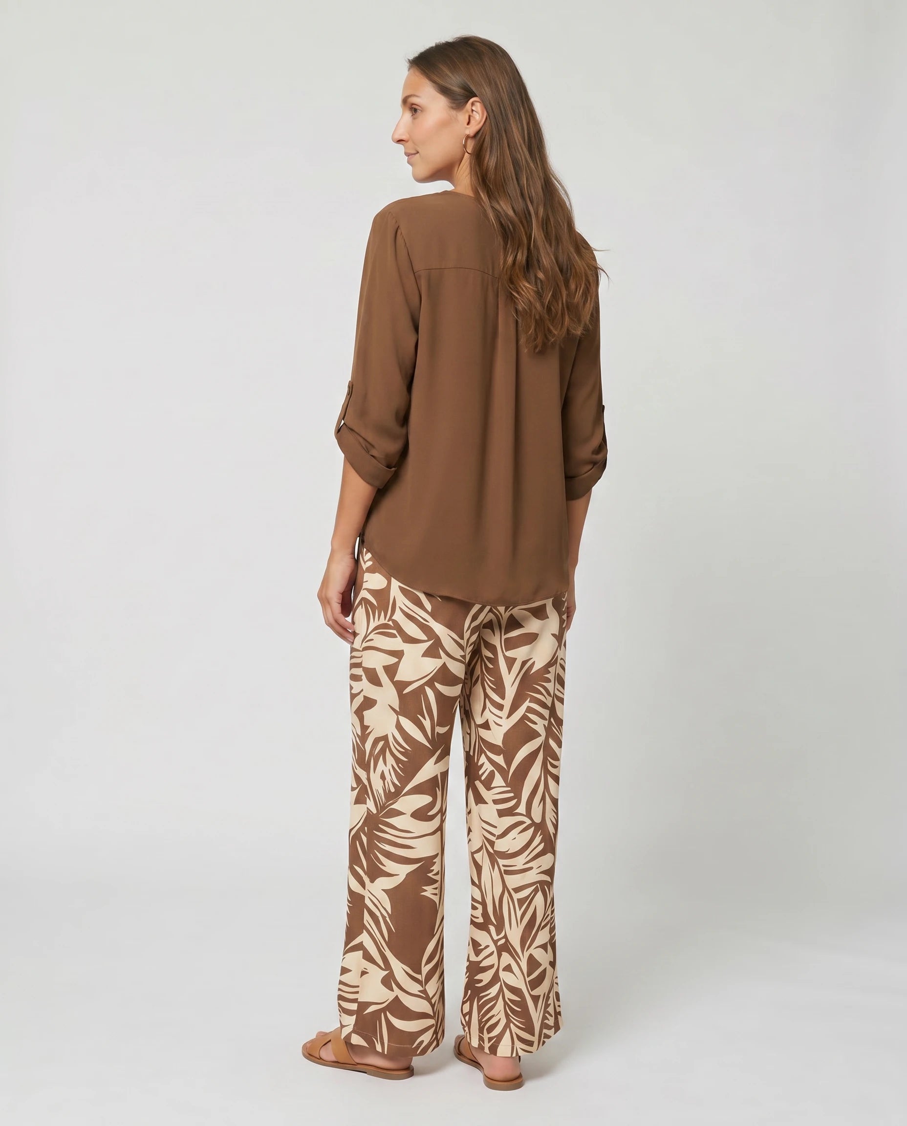 Ensemble blouse et pantalon large imprimé Servane — Café — vue dos studio
