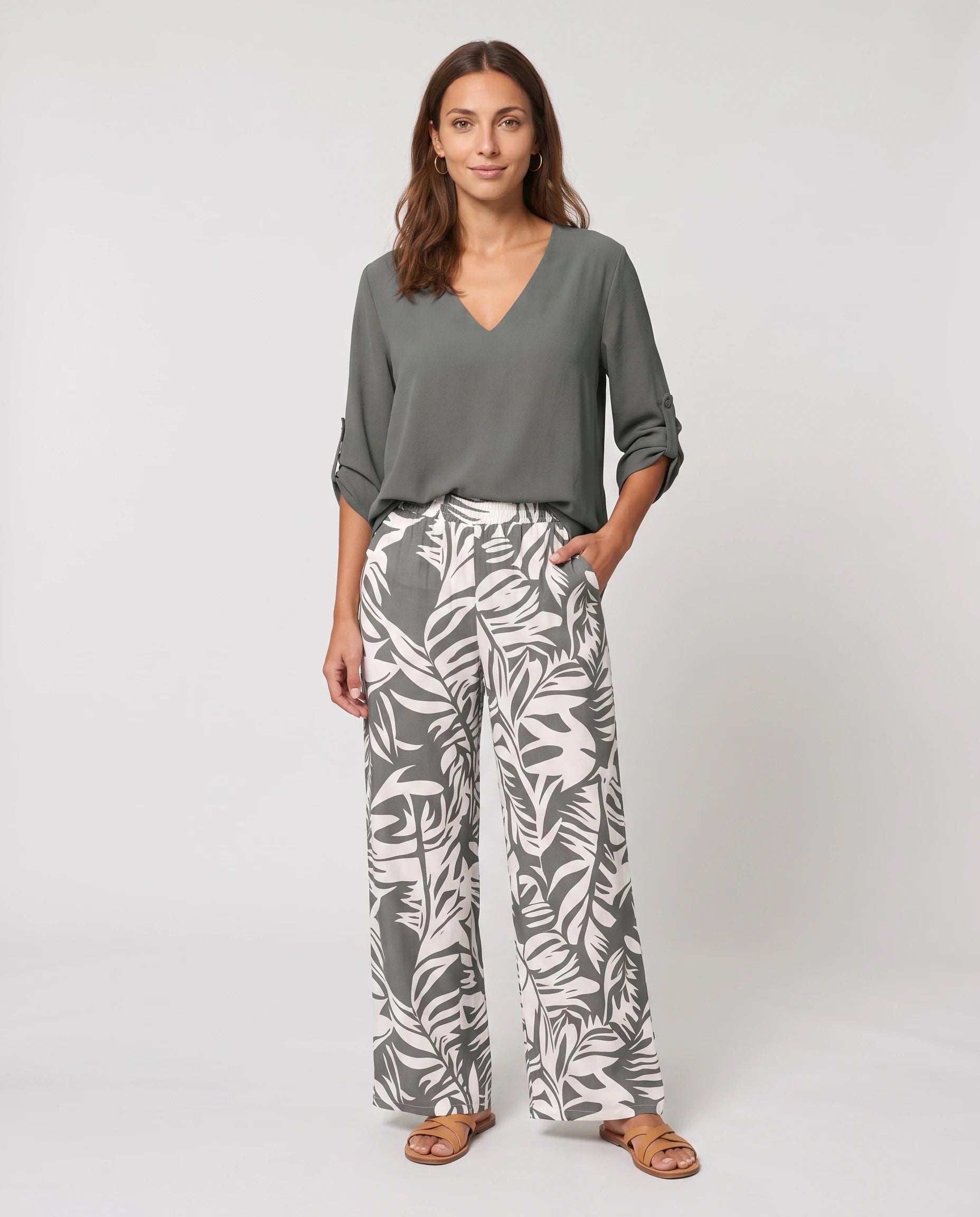 Ensemble blouse et pantalon large imprimé Servane — Gris — vue face studio