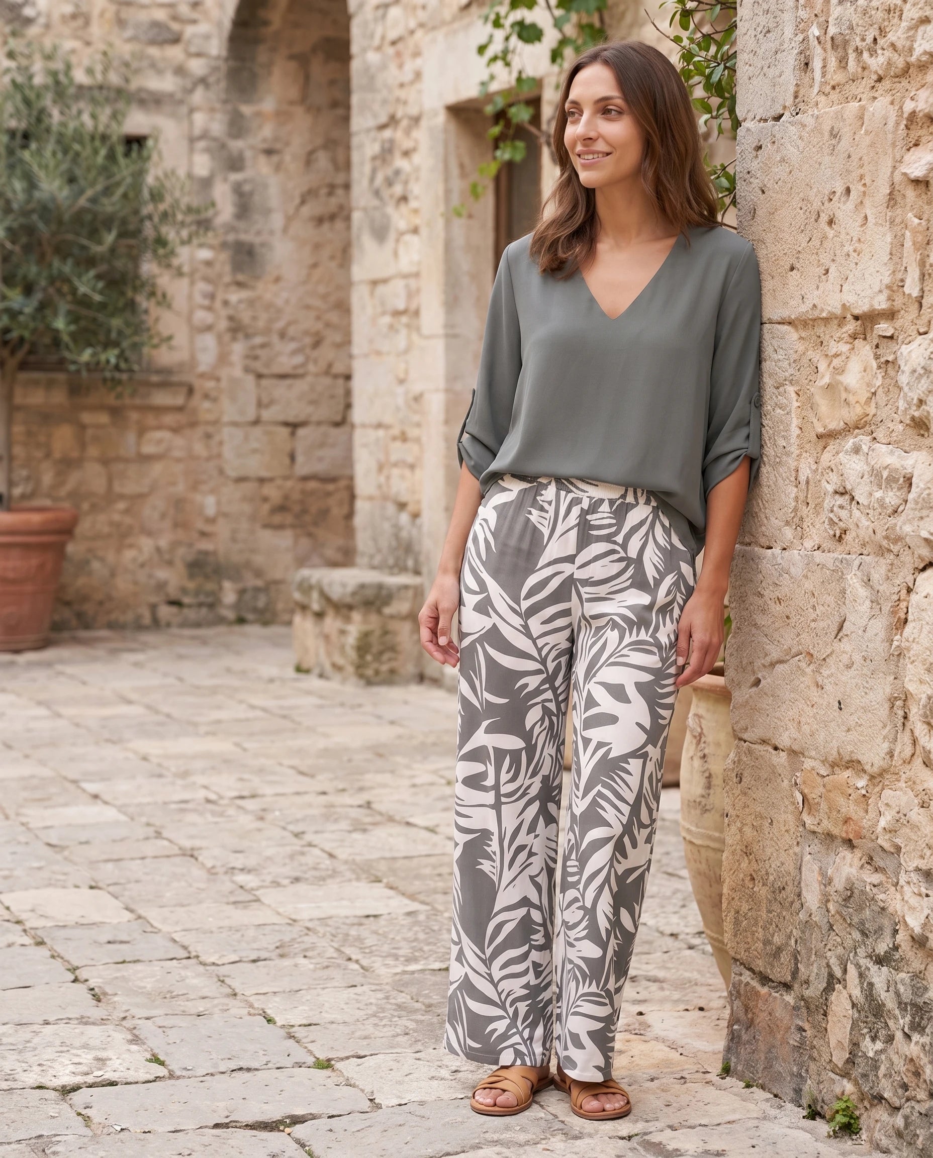 Ensemble blouse et pantalon large imprimé Servane — Gris — portée, lifestyle