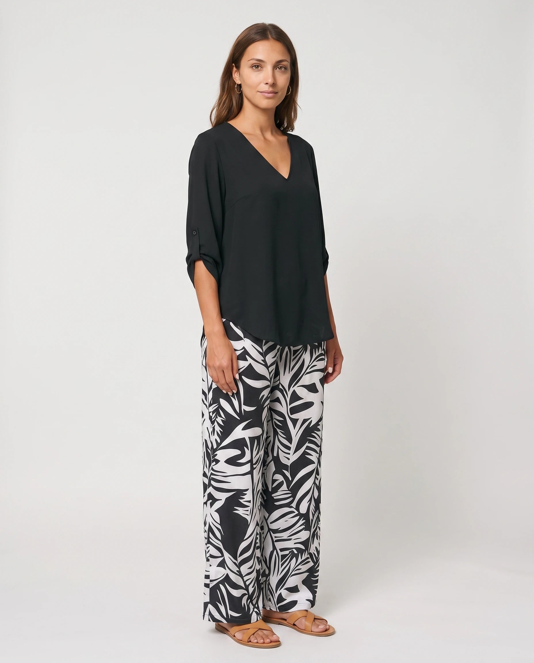 Ensemble blouse et pantalon large imprimé Servane — Noir — vue face studio