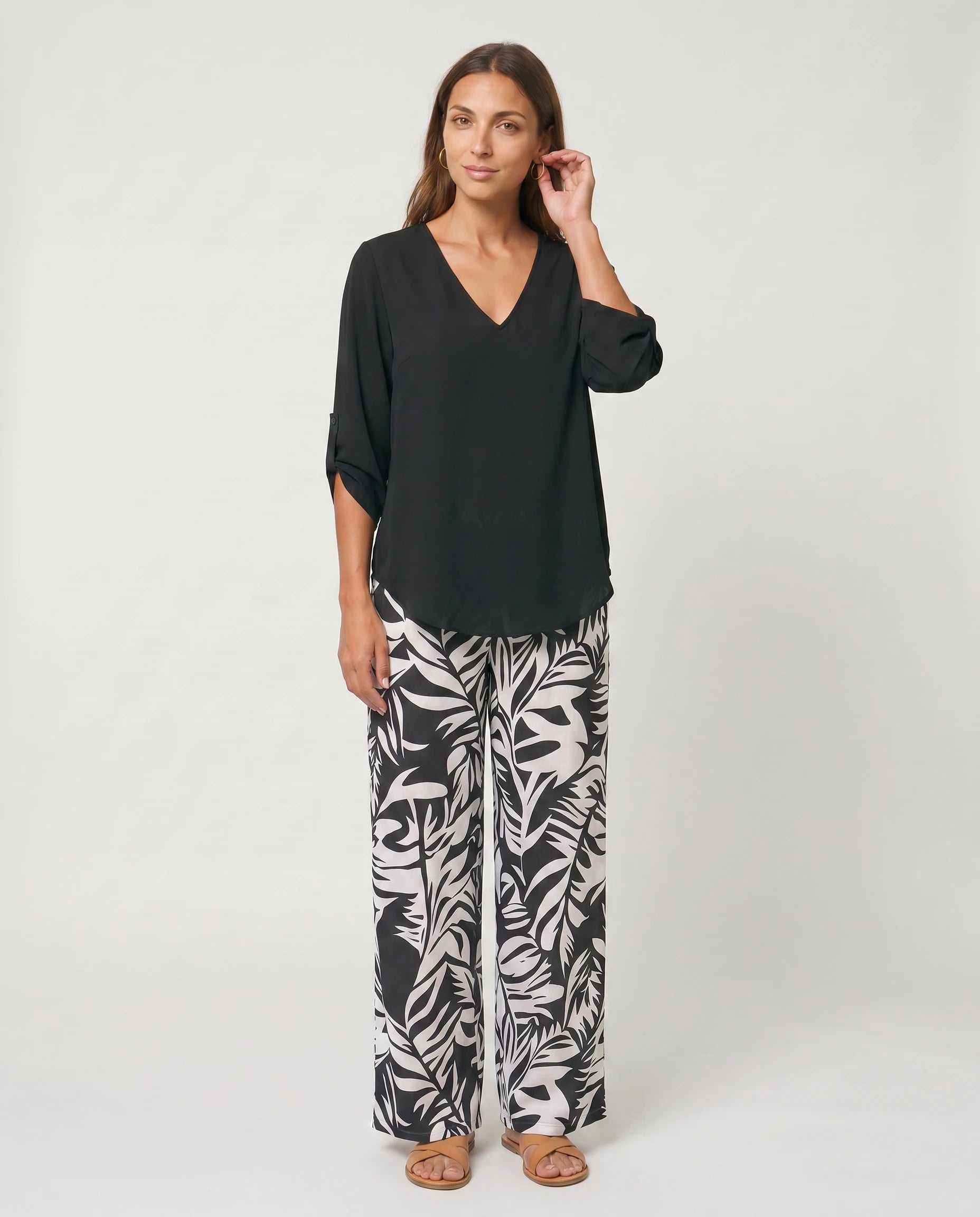 Ensemble blouse et pantalon large imprimé Servane — Noir — vue studio pose