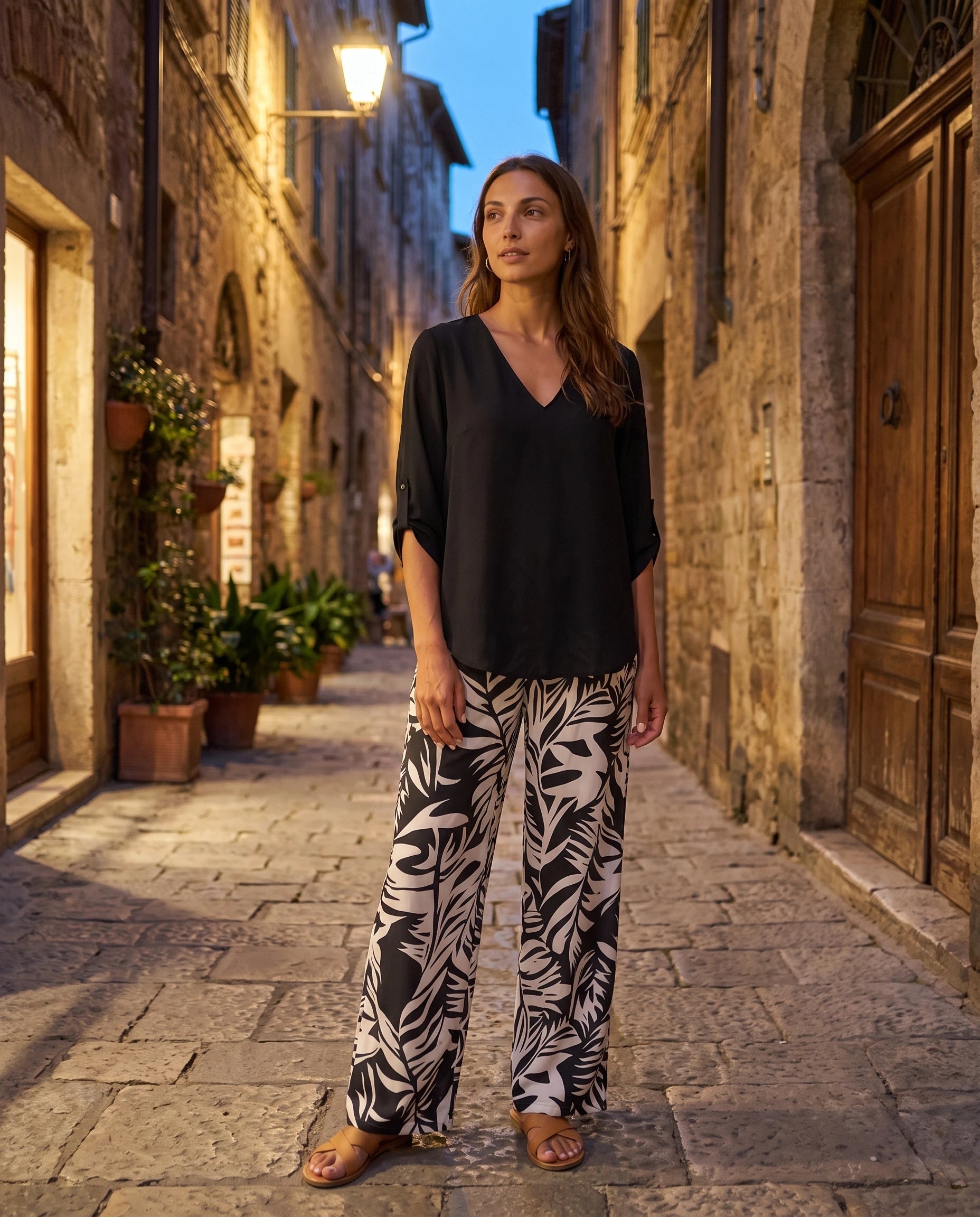 Ensemble blouse et pantalon large imprimé Servane — Noir — portée, lifestyle