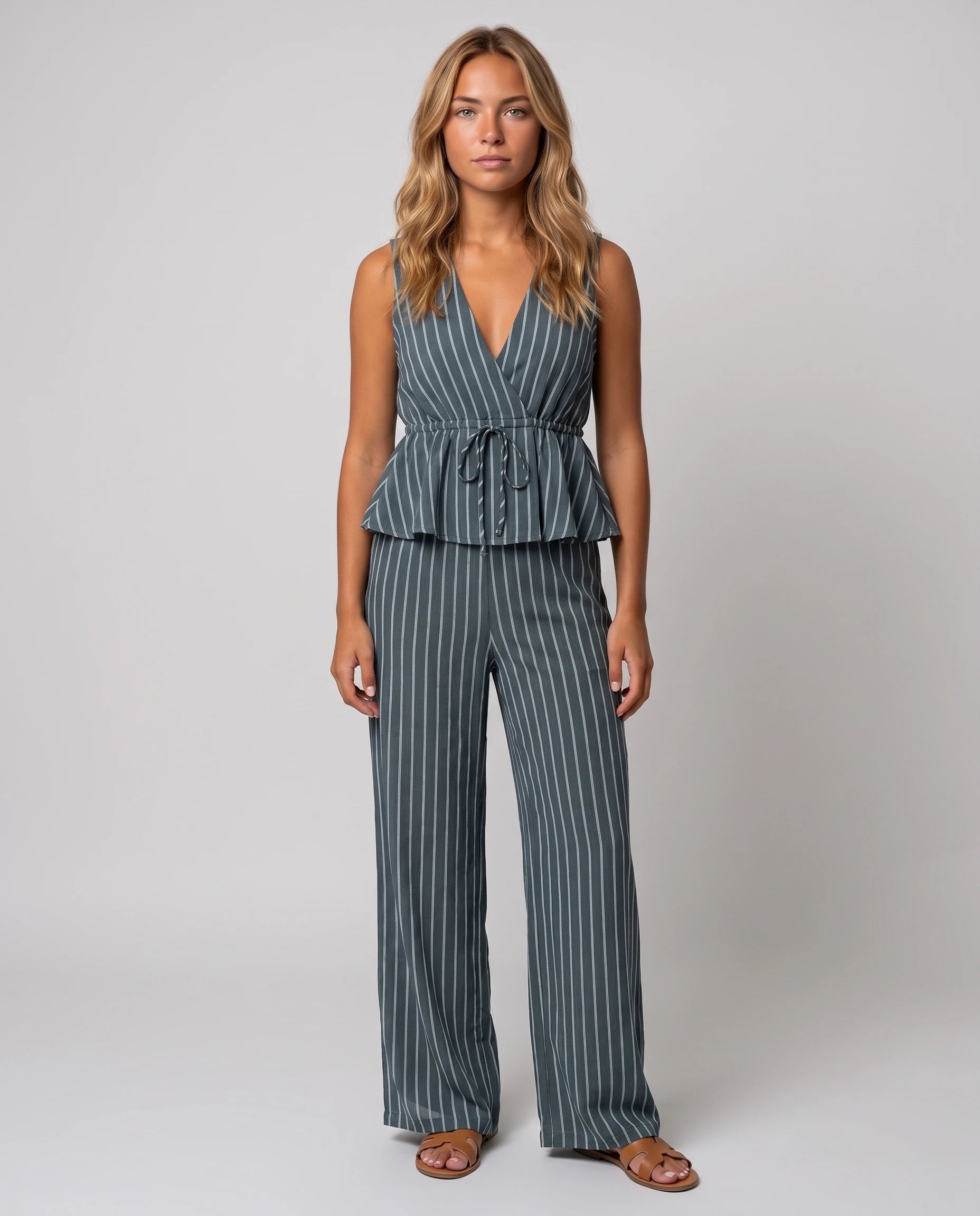 Ensemble gilet col V et pantalon large Mahaut Bleu Ardoise, vue de face en studio