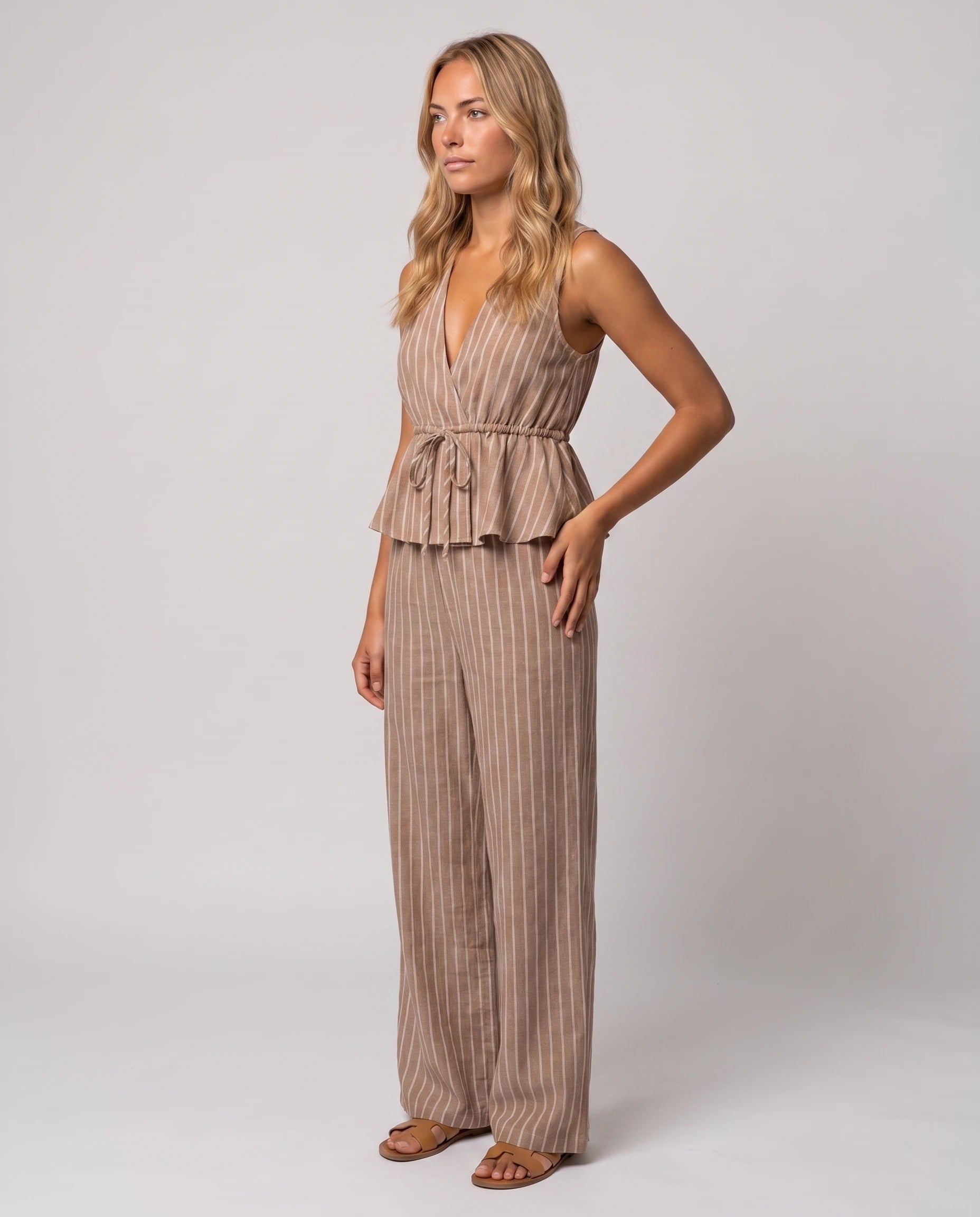 Ensemble gilet col V et pantalon large Mahaut Camel, vue de trois quarts