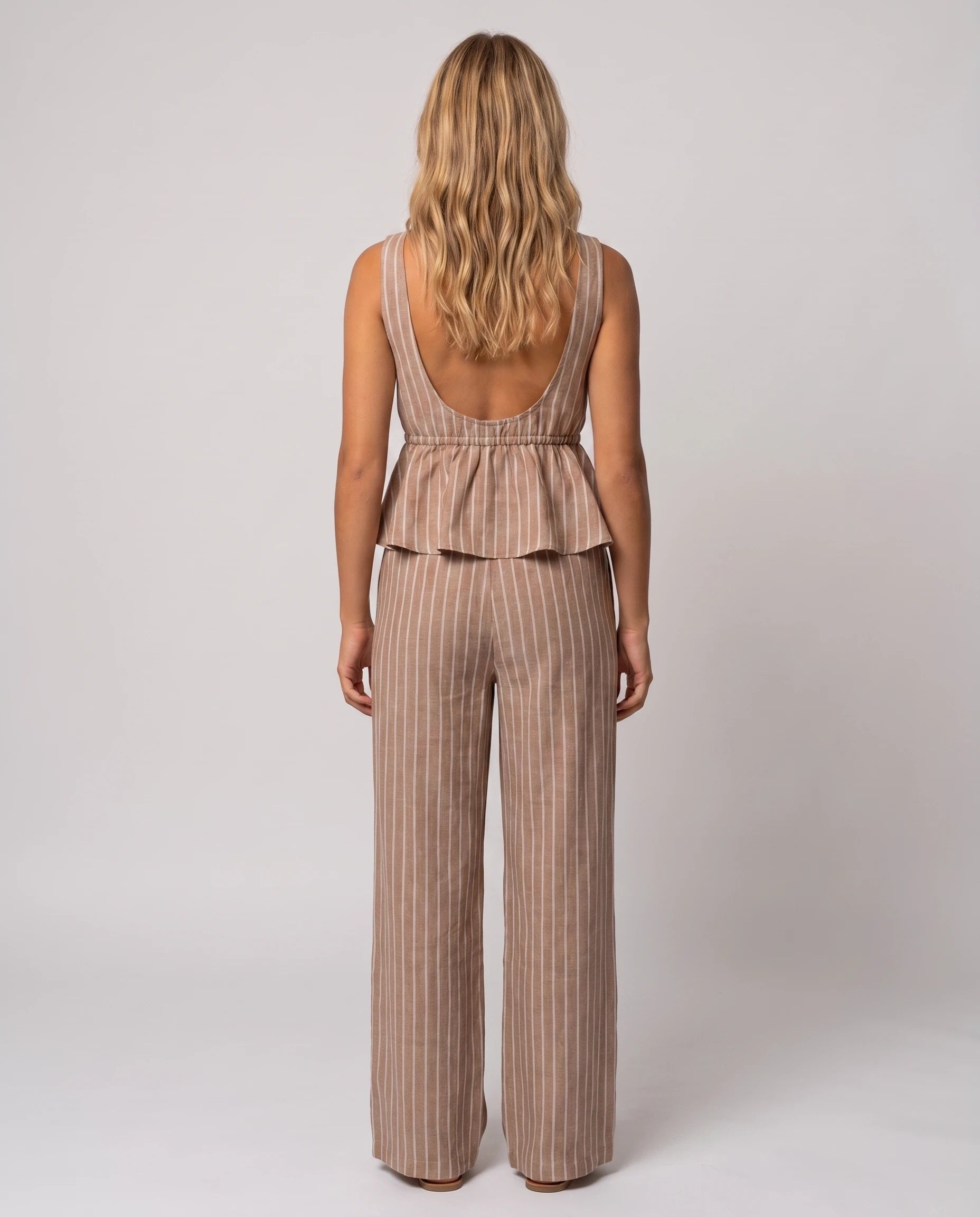 Ensemble gilet col V et pantalon large Mahaut Camel, vue de dos