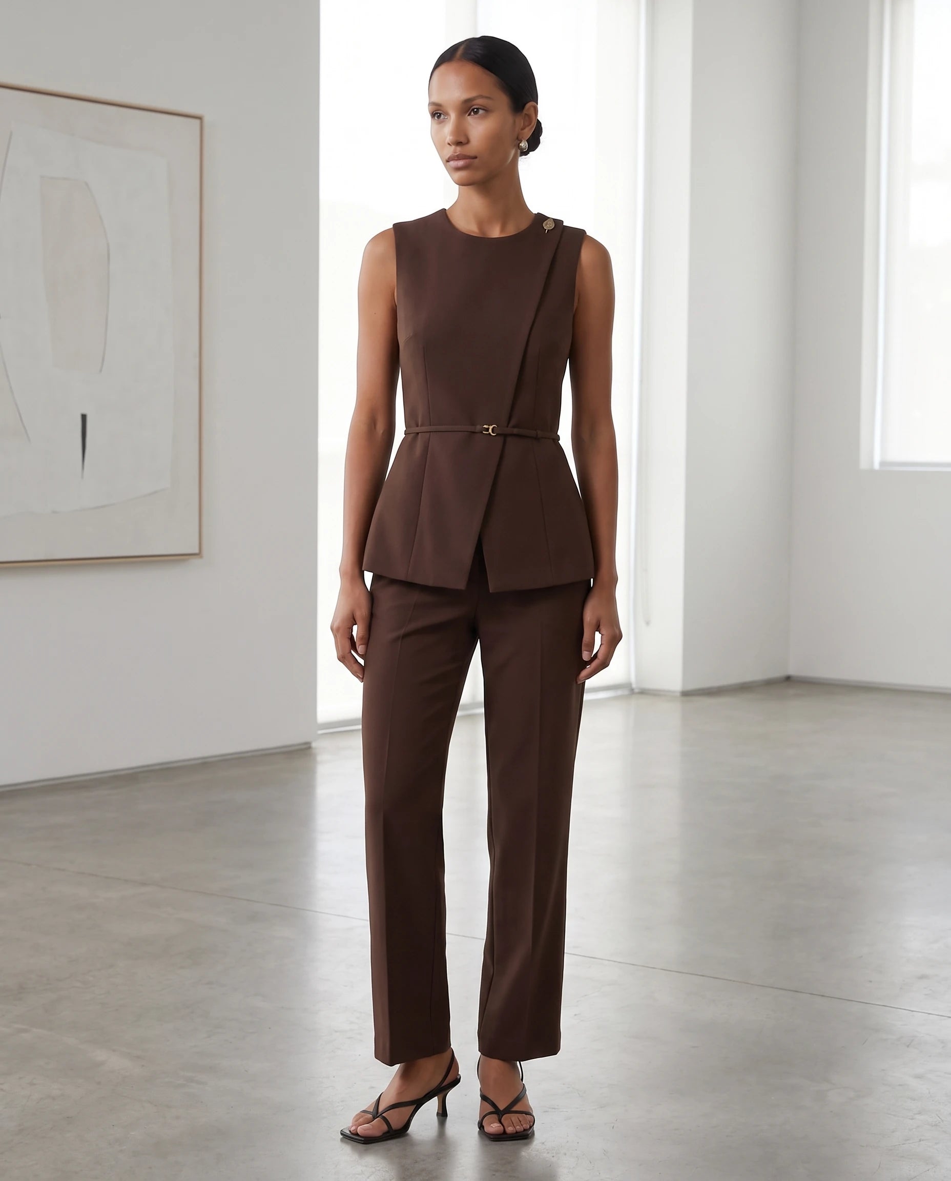Ensemble gilet drape ceinture et pantalon de tailleur Chocolat - Victorine dans une galerie d art | Zolena