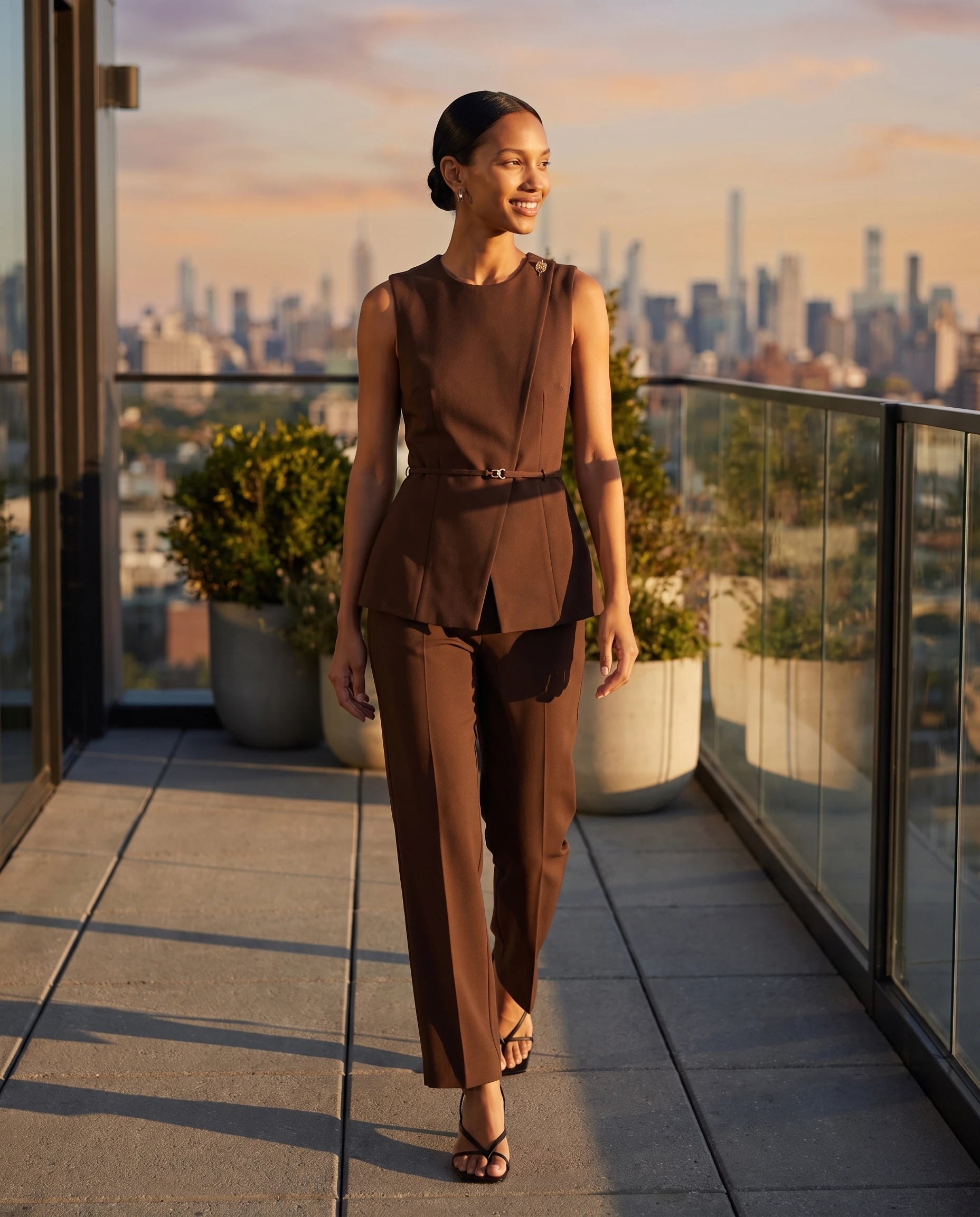 Ensemble gilet drape ceinture et pantalon de tailleur Chocolat - Victorine sur un rooftop | Zolena