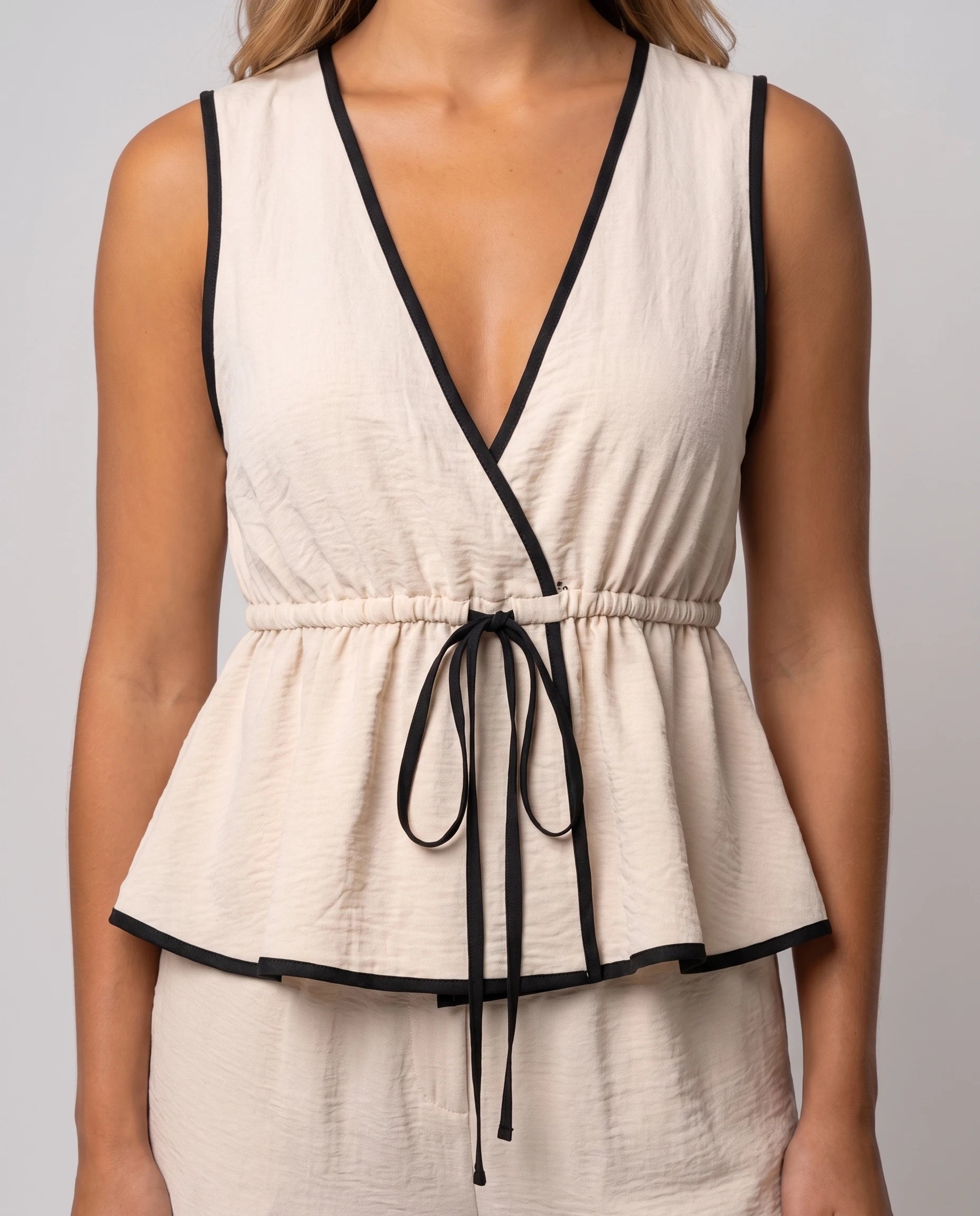 Ensemble gilet col V et pantalon large Mahaut Écru à Liseré Noir, detail du col V noue et de la basque a volant
