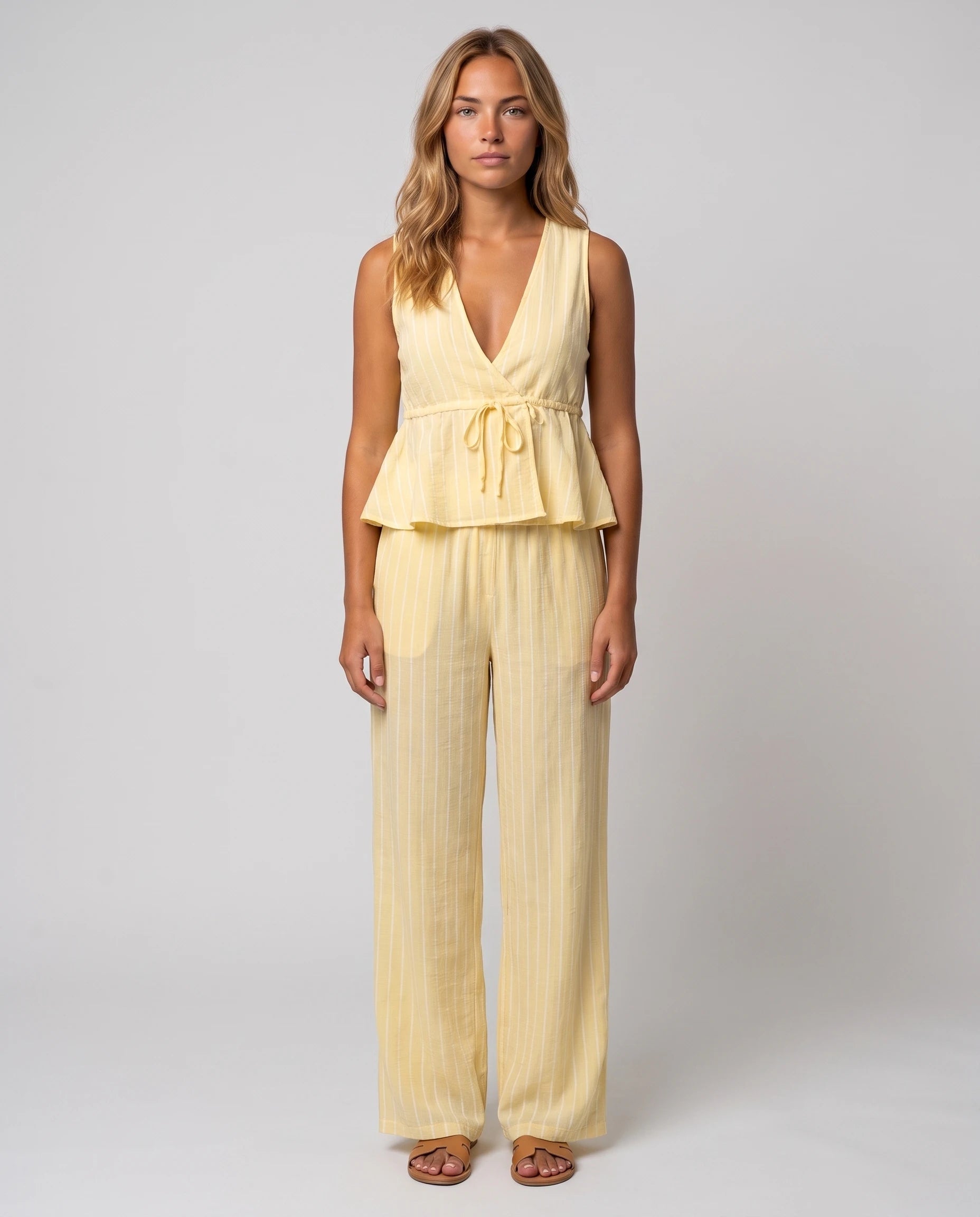 Ensemble gilet col V et pantalon large Mahaut Jaune Pâle, vue de face en studio