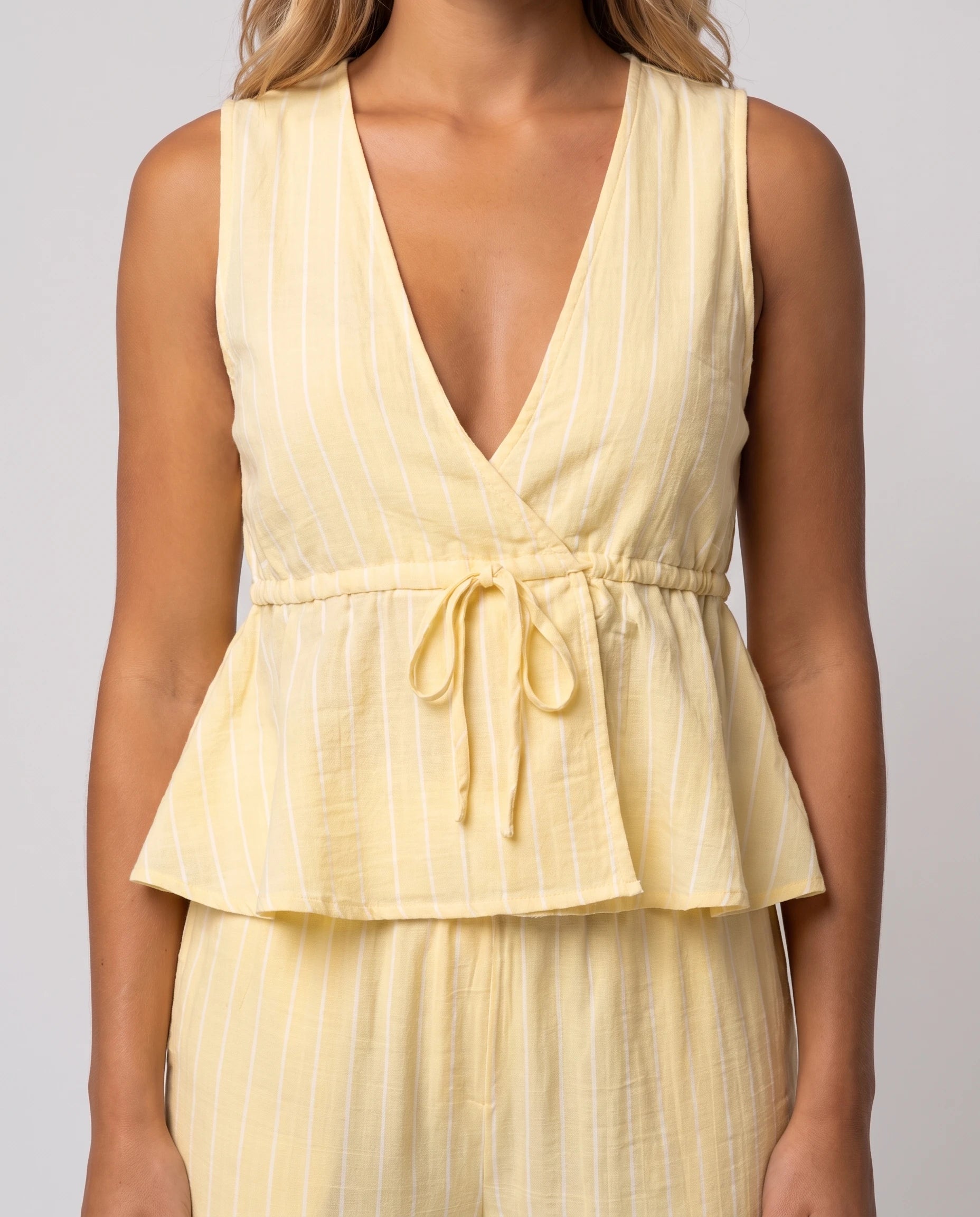Ensemble gilet col V et pantalon large Mahaut Jaune Pâle, detail du col V noue et de la basque a volant