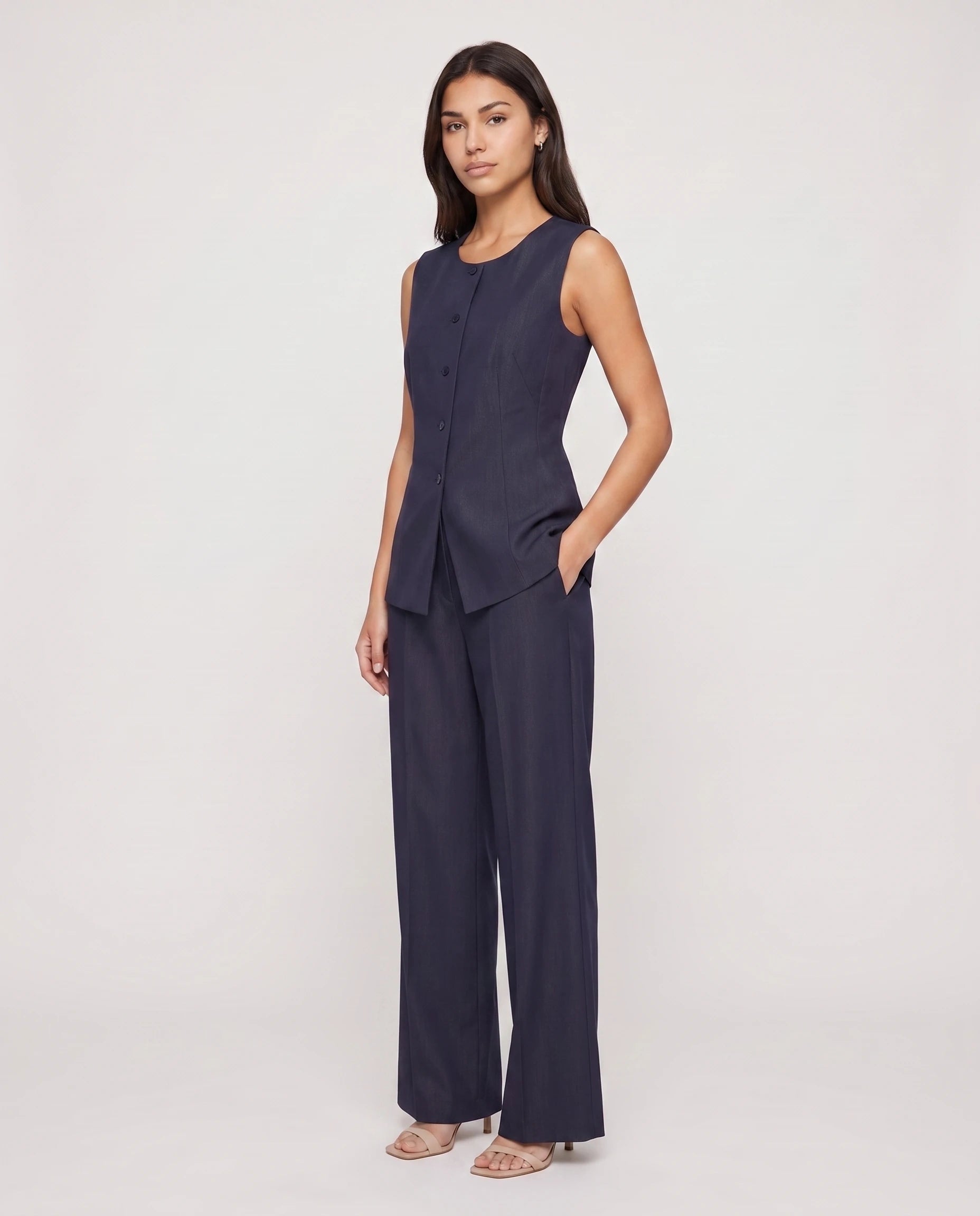 Ensemble gilet sans manches et pantalon de tailleur Bleu Marine - Philomene vue de trois-quarts studio | Zolena