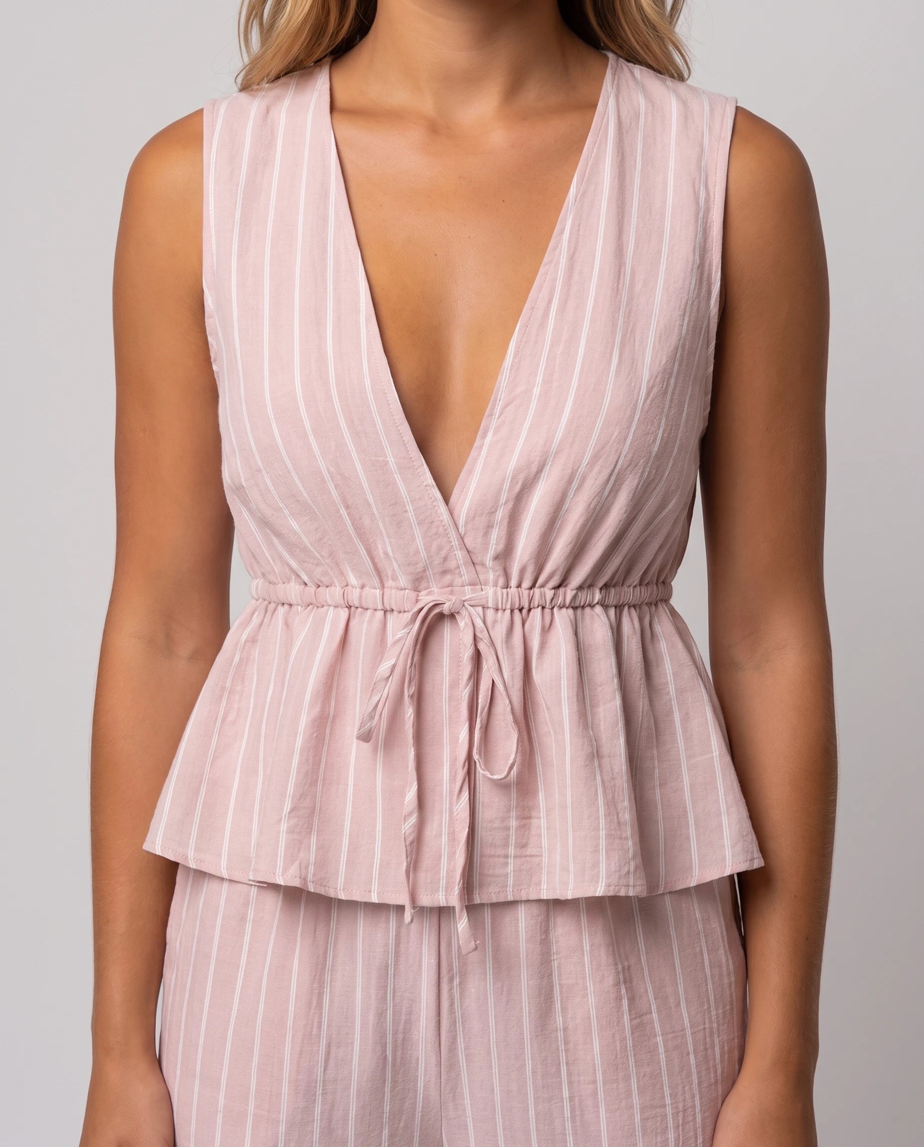 Ensemble gilet col V et pantalon large Mahaut Rose Poudré, detail du col V noue et de la basque a volant