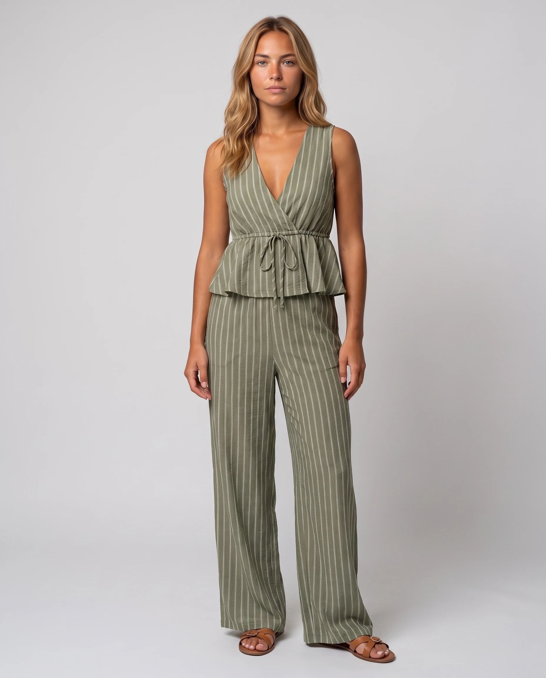 Ensemble gilet col V et pantalon large Mahaut Vert Olive, vue de face en studio