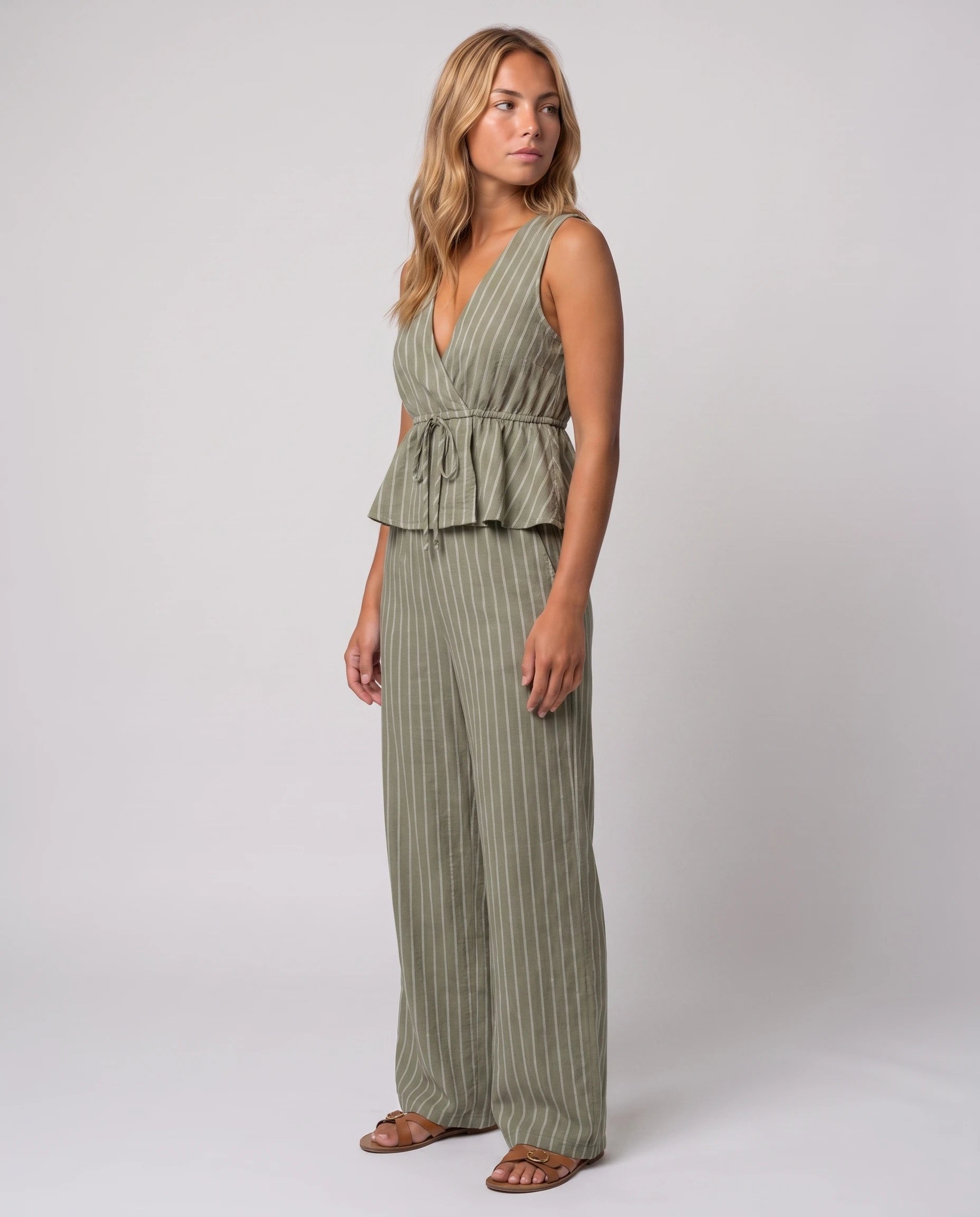 Ensemble gilet col V et pantalon large Mahaut Vert Olive, vue de trois quarts