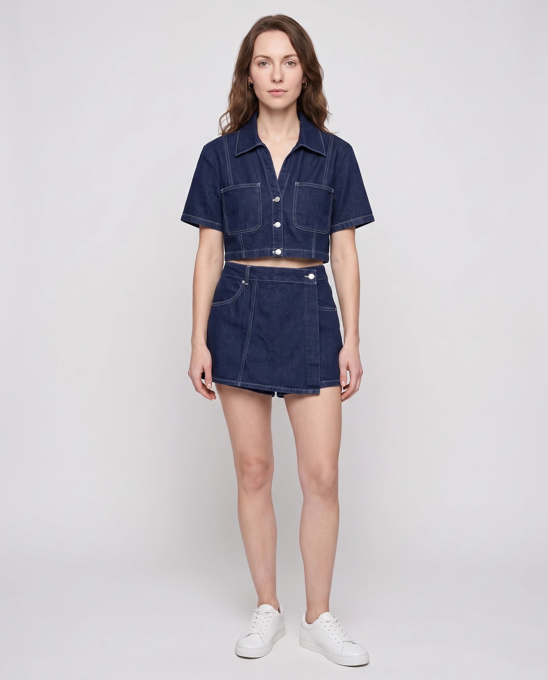 Ensemble veste courte et jupe-short en jean Bleu Denim, vue de face studio
