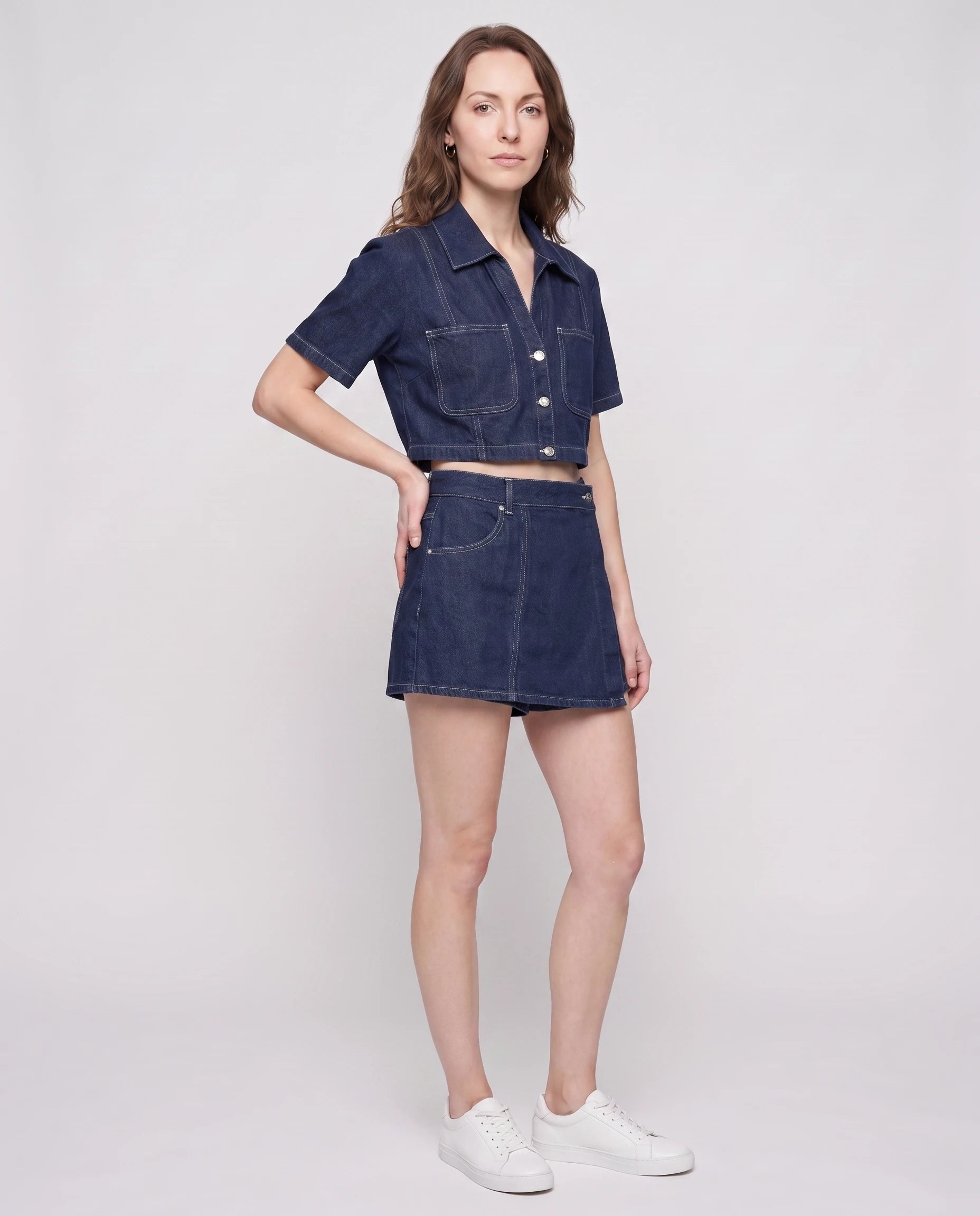 Ensemble veste courte et jupe-short en jean Bleu Denim, vue trois quarts studio