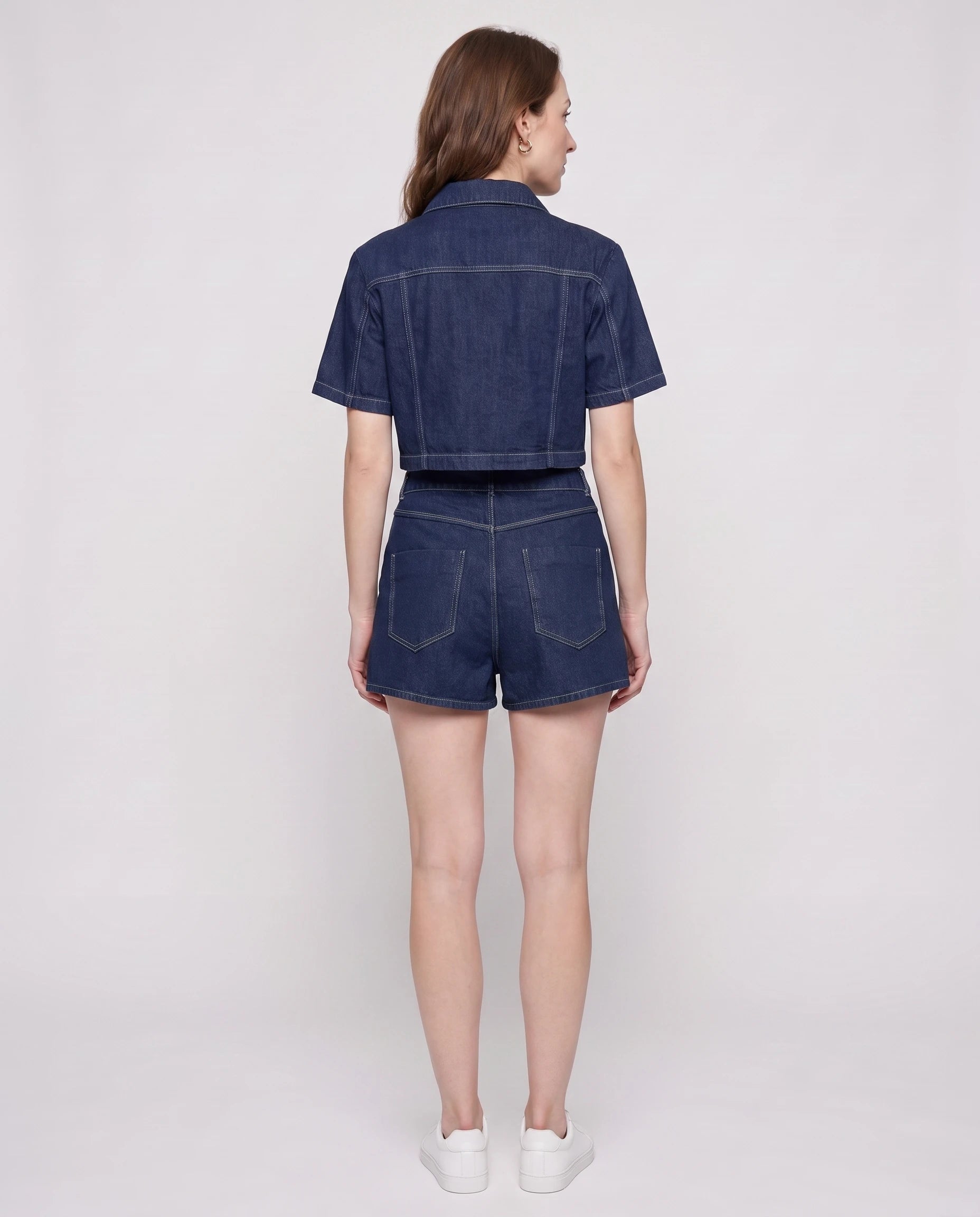 Ensemble veste courte et jupe-short en jean Bleu Denim, vue de dos studio