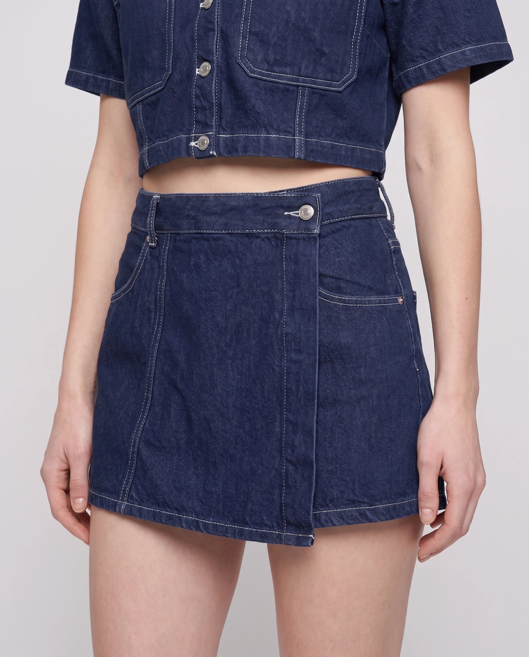 Ensemble veste courte et jupe-short en jean Bleu Denim, détail de la jupe-short