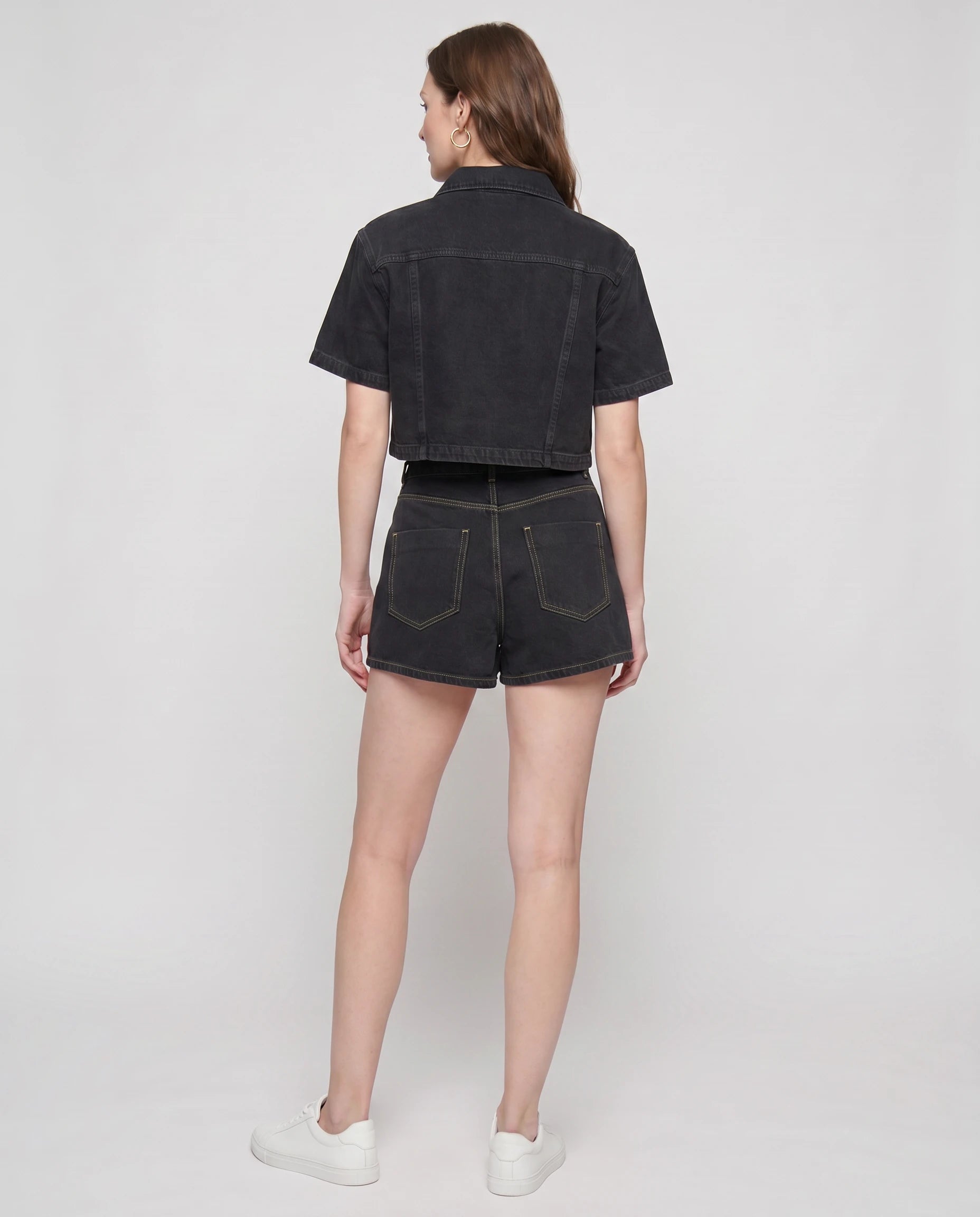 Ensemble veste courte et jupe-short en jean Noir, vue de dos studio