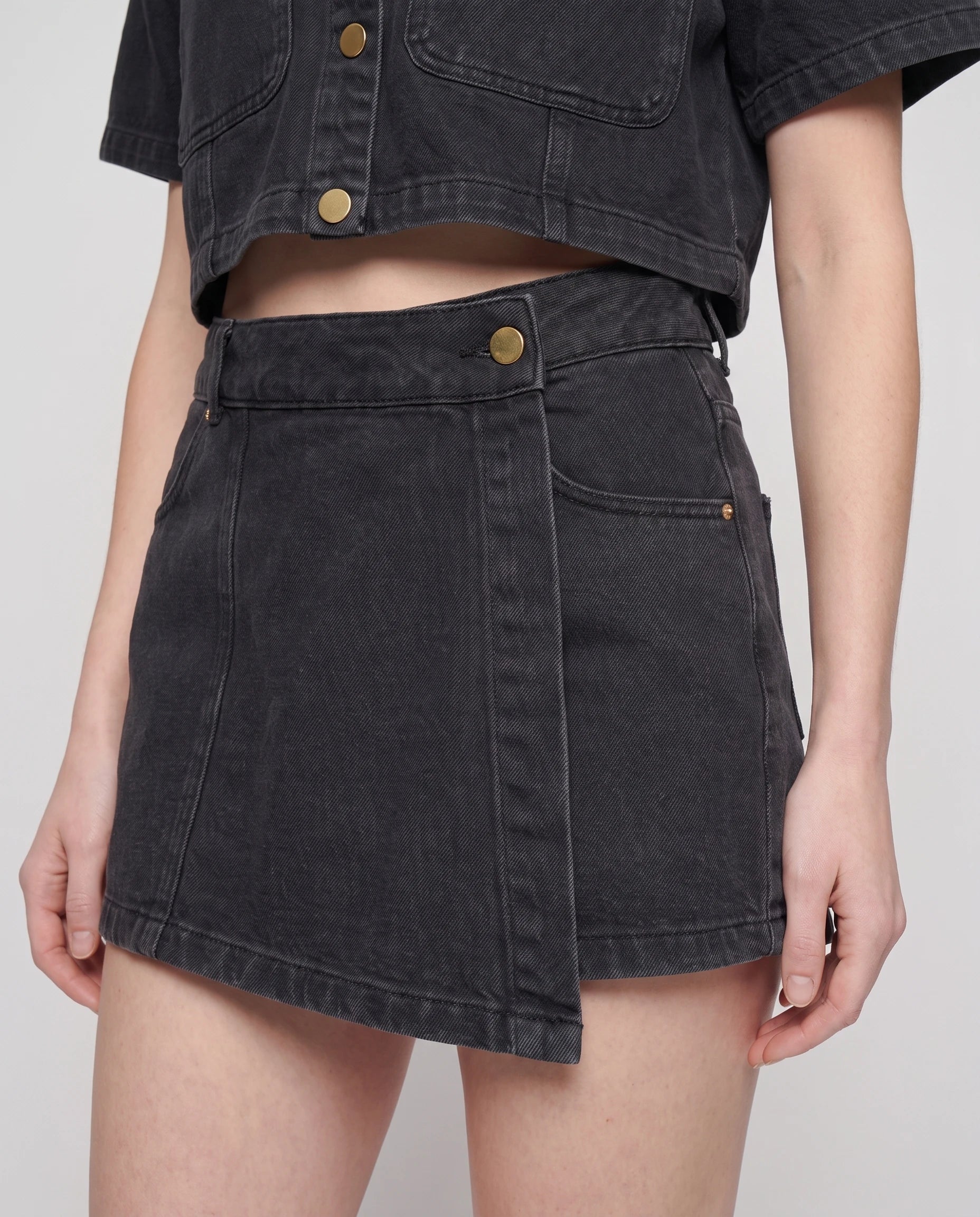 Ensemble veste courte et jupe-short en jean Noir, détail de la jupe-short