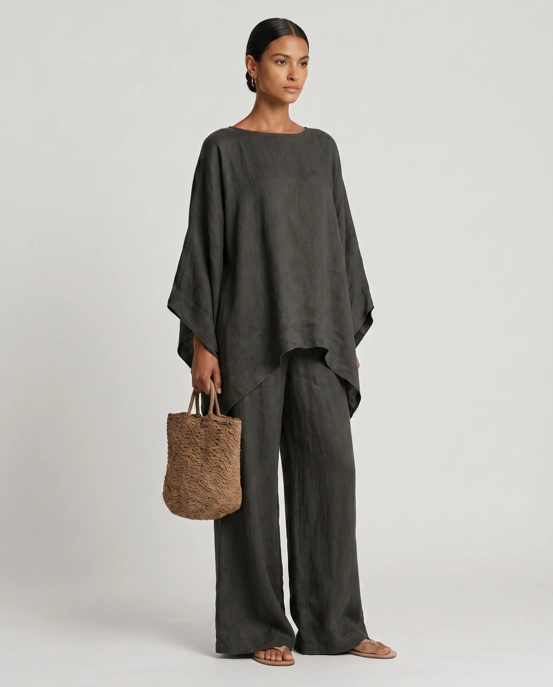 Ensemble tunique oversize et pantalon large en lin Eudoxie, coloris Anthracite, vue de trois quarts en studio