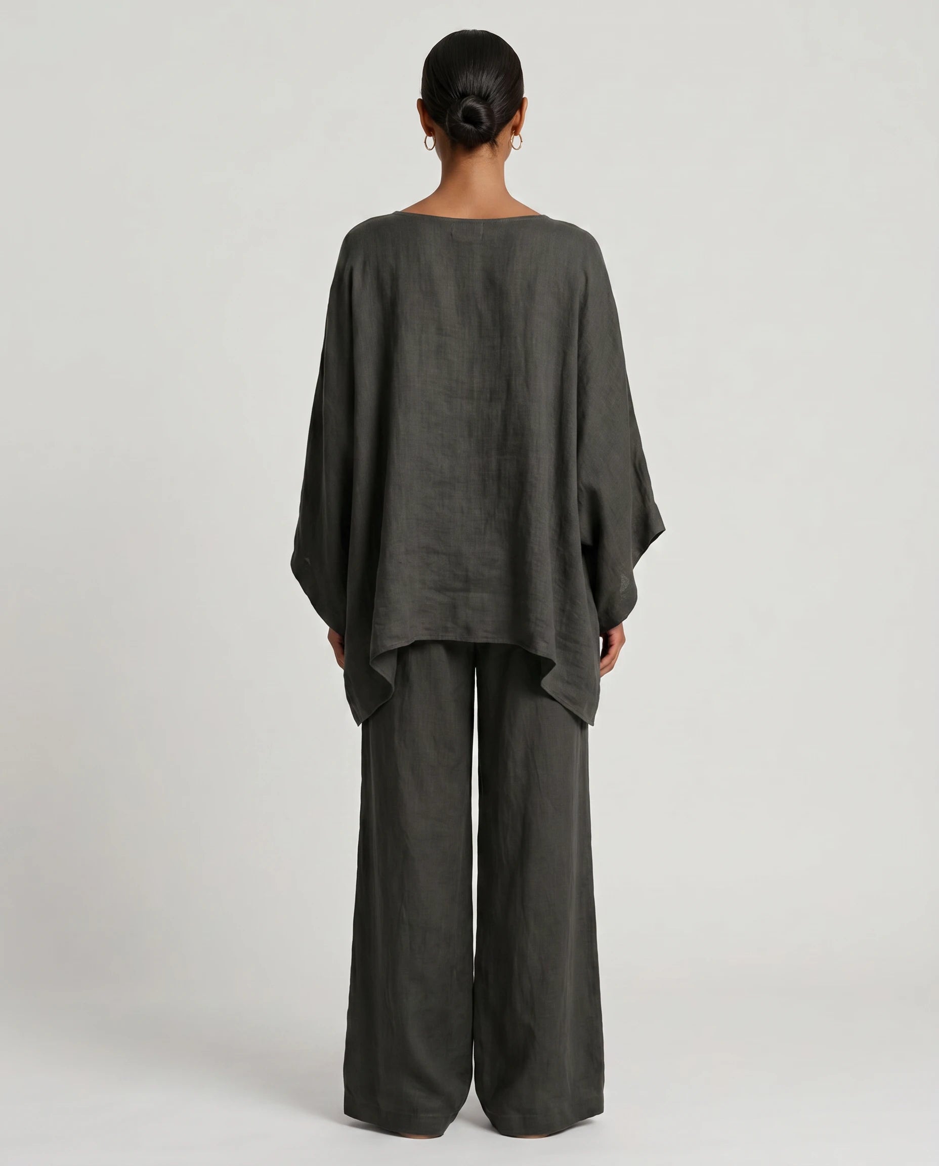Ensemble tunique oversize et pantalon large en lin Eudoxie, coloris Anthracite, vue de dos, ourlet asymetrique