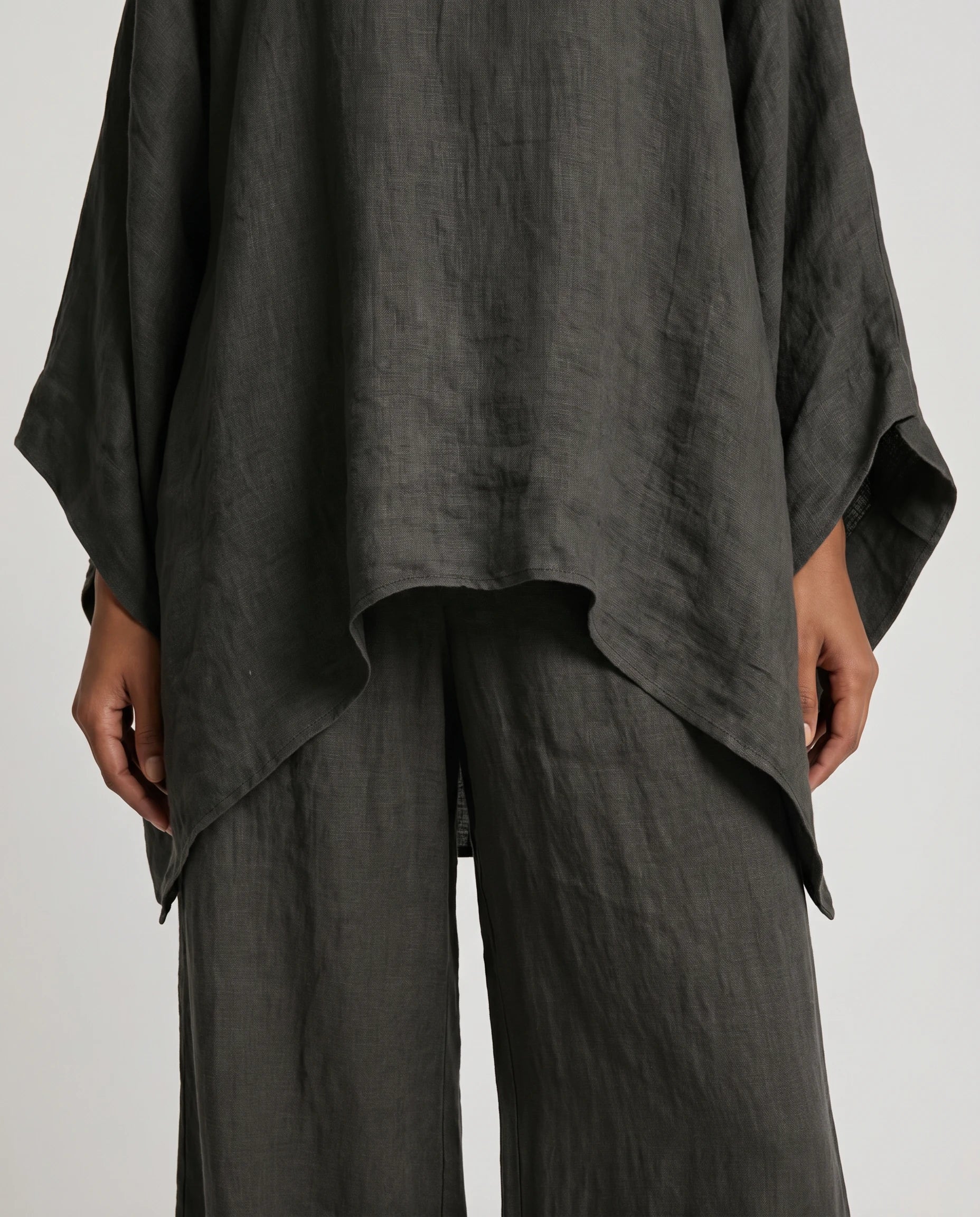 Ensemble tunique oversize et pantalon large en lin Eudoxie, coloris Anthracite, detail de l ourlet asymetrique et du lin
