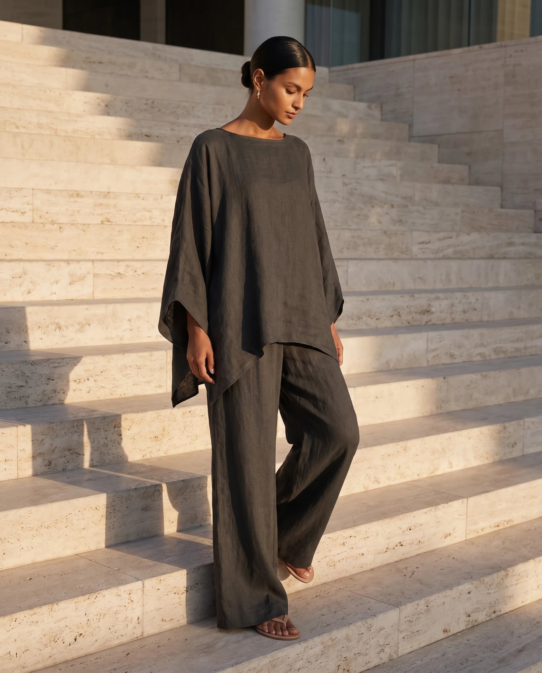 Ensemble tunique oversize et pantalon large en lin Eudoxie, coloris Anthracite, portee en exterieur, seconde ambiance lifestyle