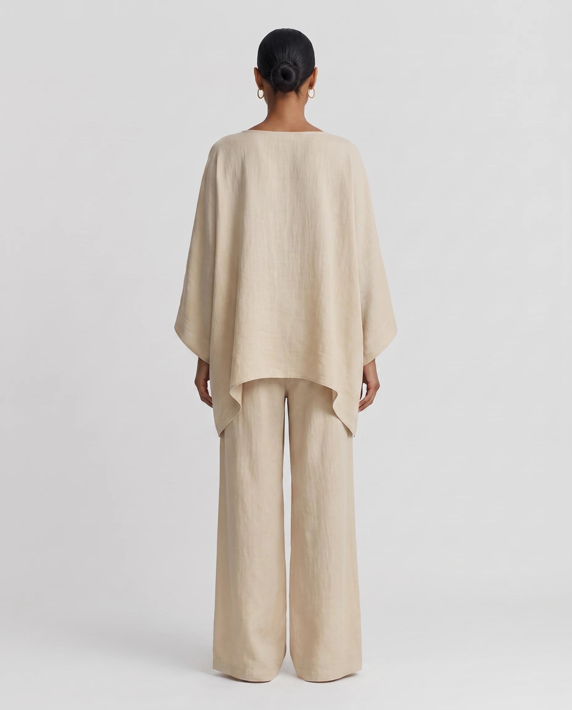 Ensemble tunique oversize et pantalon large en lin Eudoxie, coloris Beige, vue de dos, ourlet asymetrique