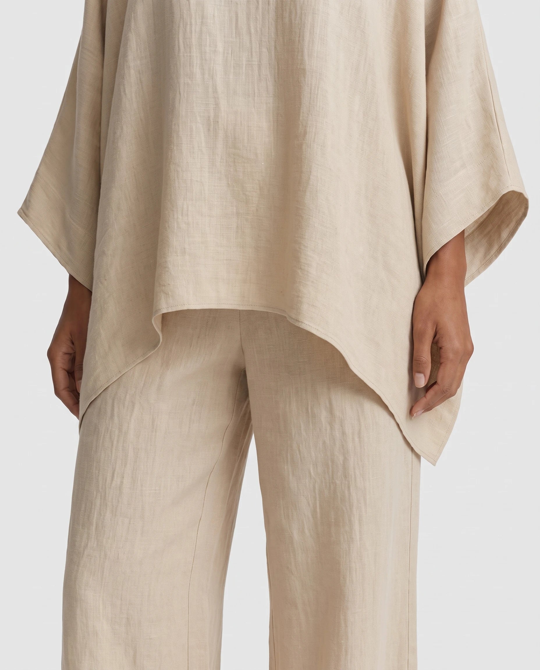 Ensemble tunique oversize et pantalon large en lin Eudoxie, coloris Beige, detail de l ourlet asymetrique et du lin