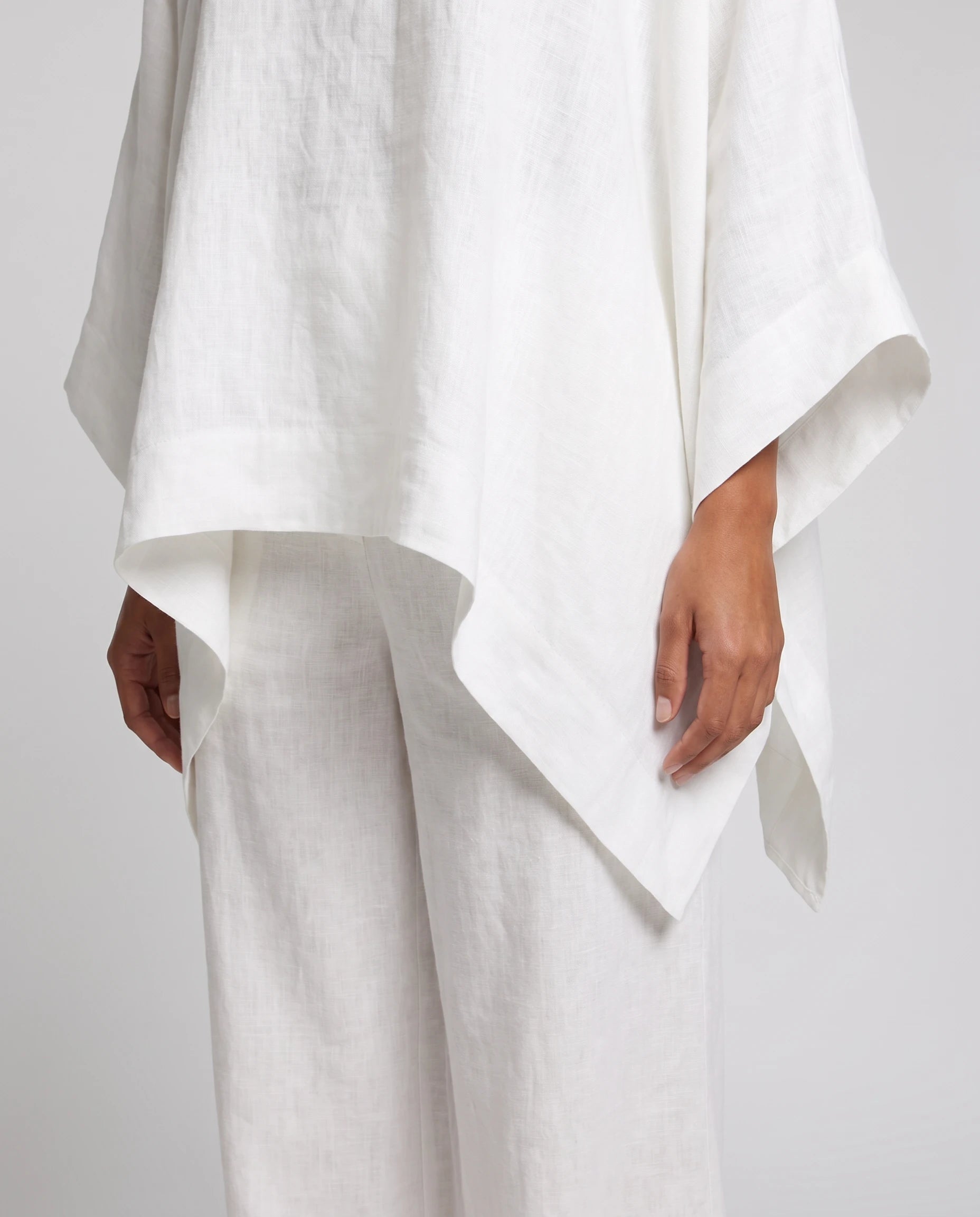 Ensemble tunique oversize et pantalon large en lin Eudoxie, coloris Blanc, detail de l ourlet asymetrique et du lin