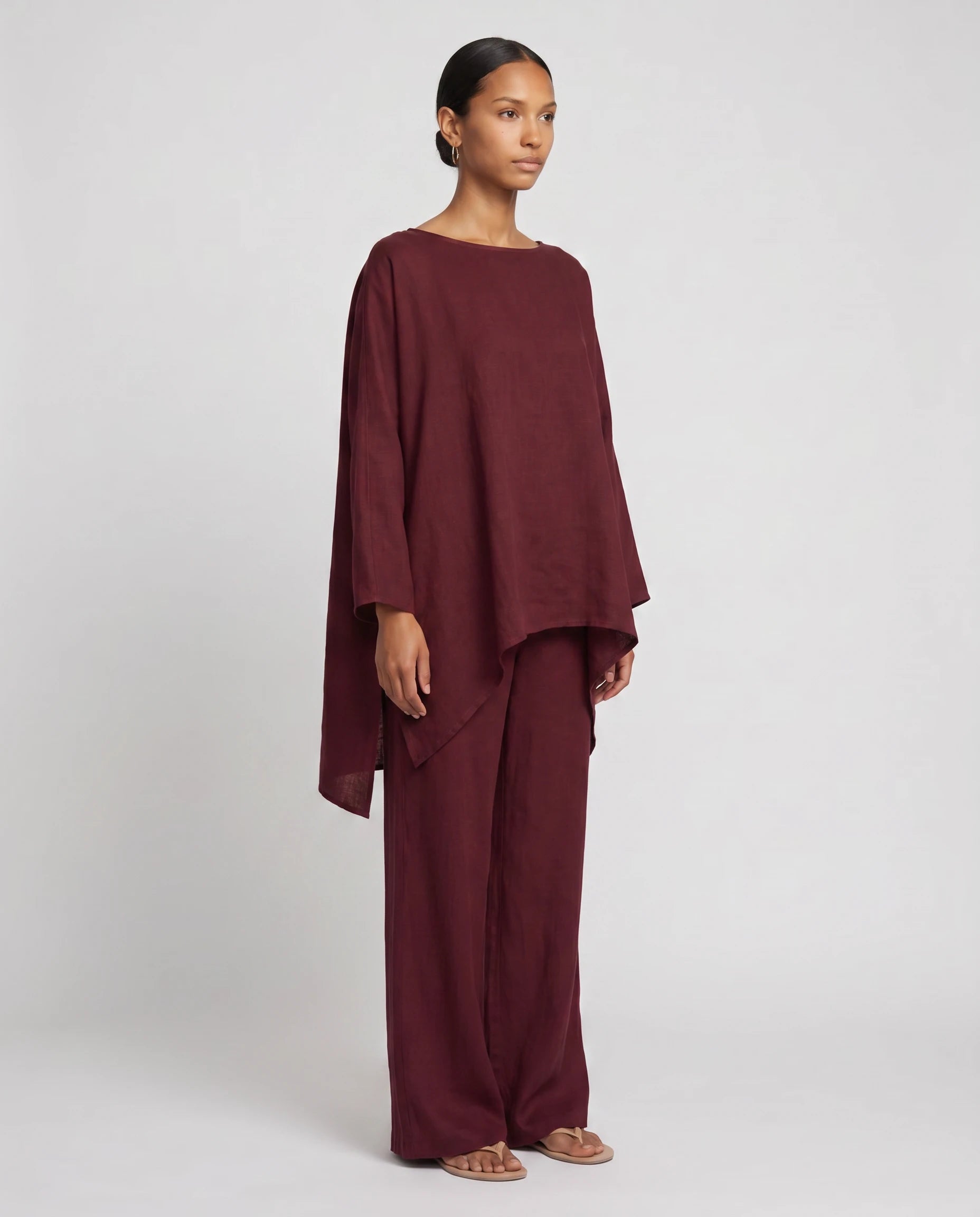 Ensemble tunique oversize et pantalon large en lin Eudoxie, coloris Bordeaux, vue de trois quarts en studio