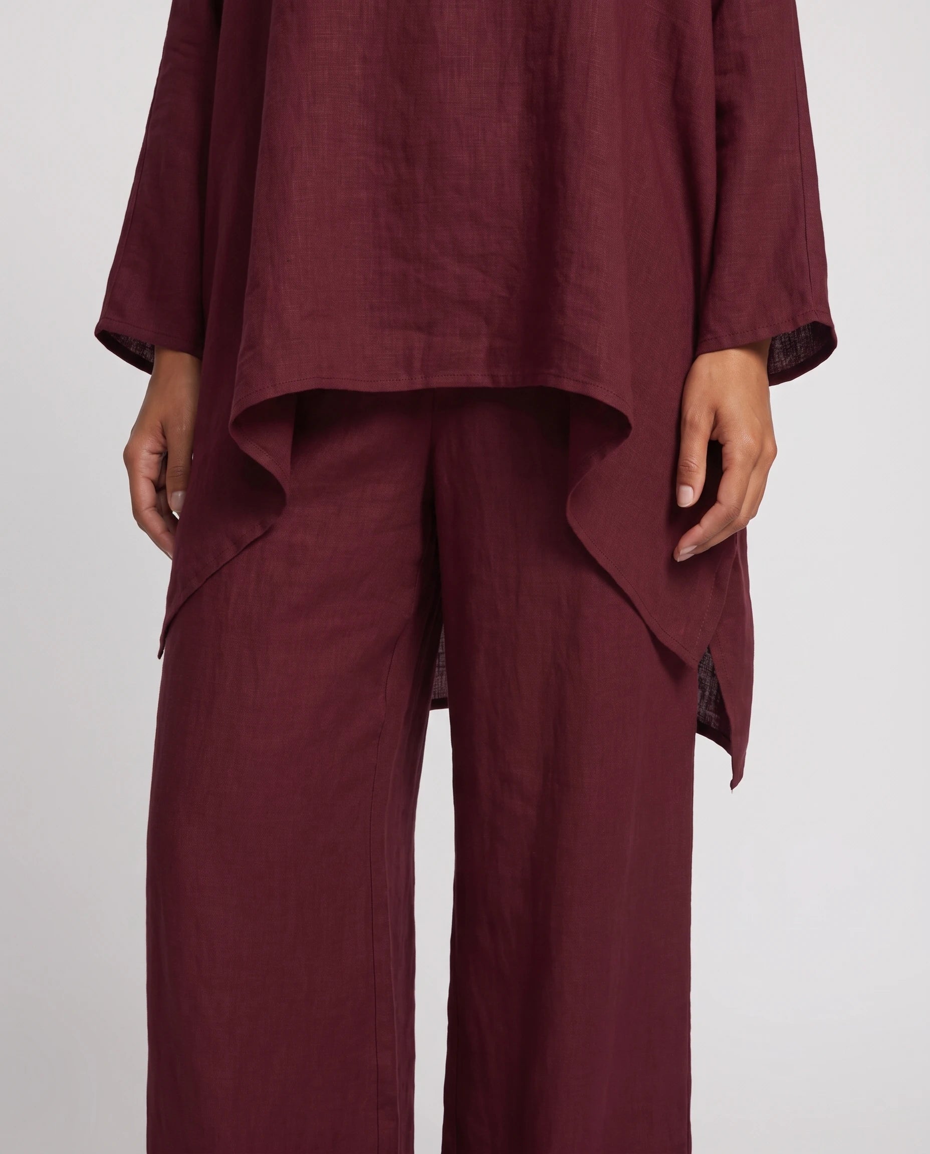 Ensemble tunique oversize et pantalon large en lin Eudoxie, coloris Bordeaux, detail de l ourlet asymetrique et du lin